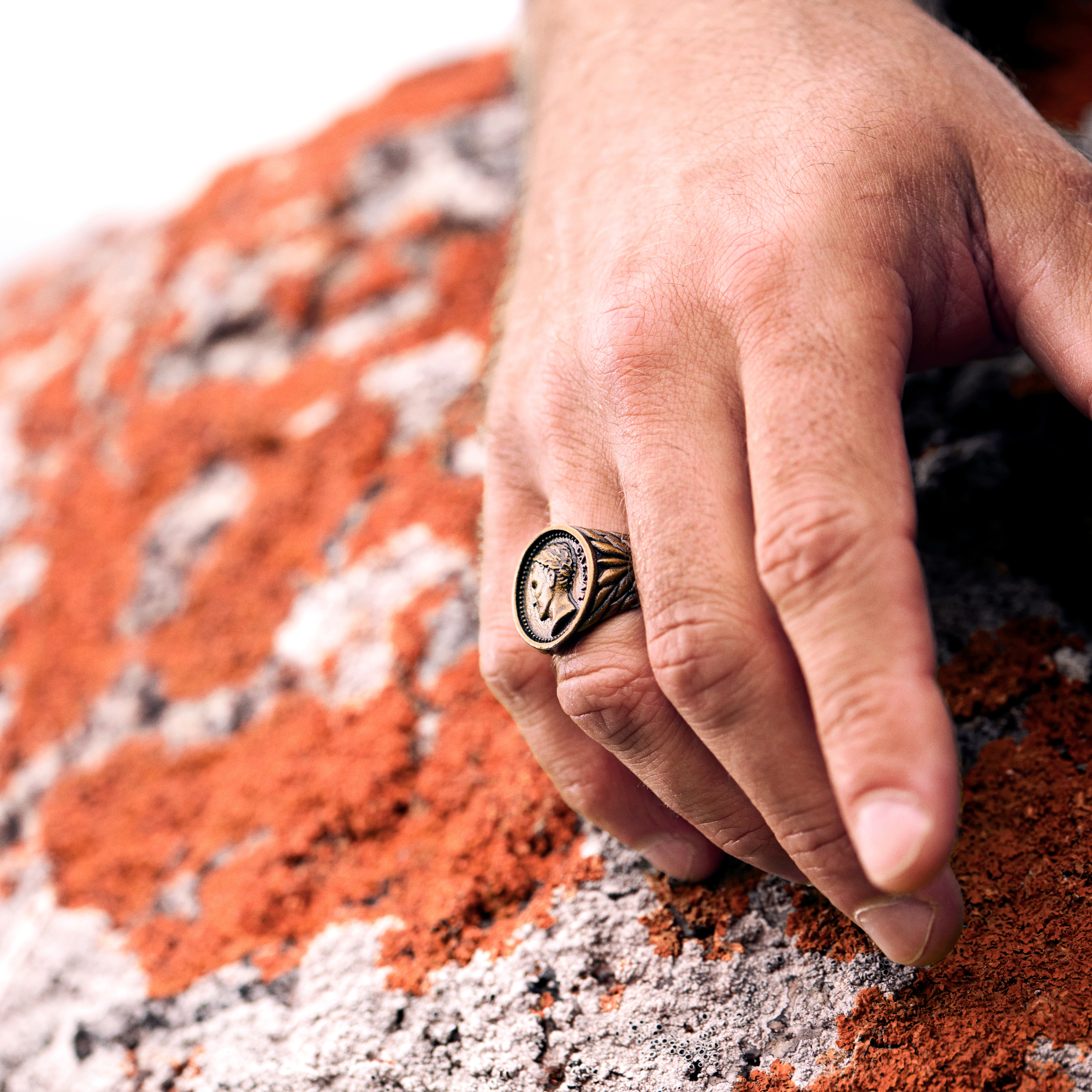 Obelius | Goldfarbener Vintage-Siegelring mit Caesar Münze - 2