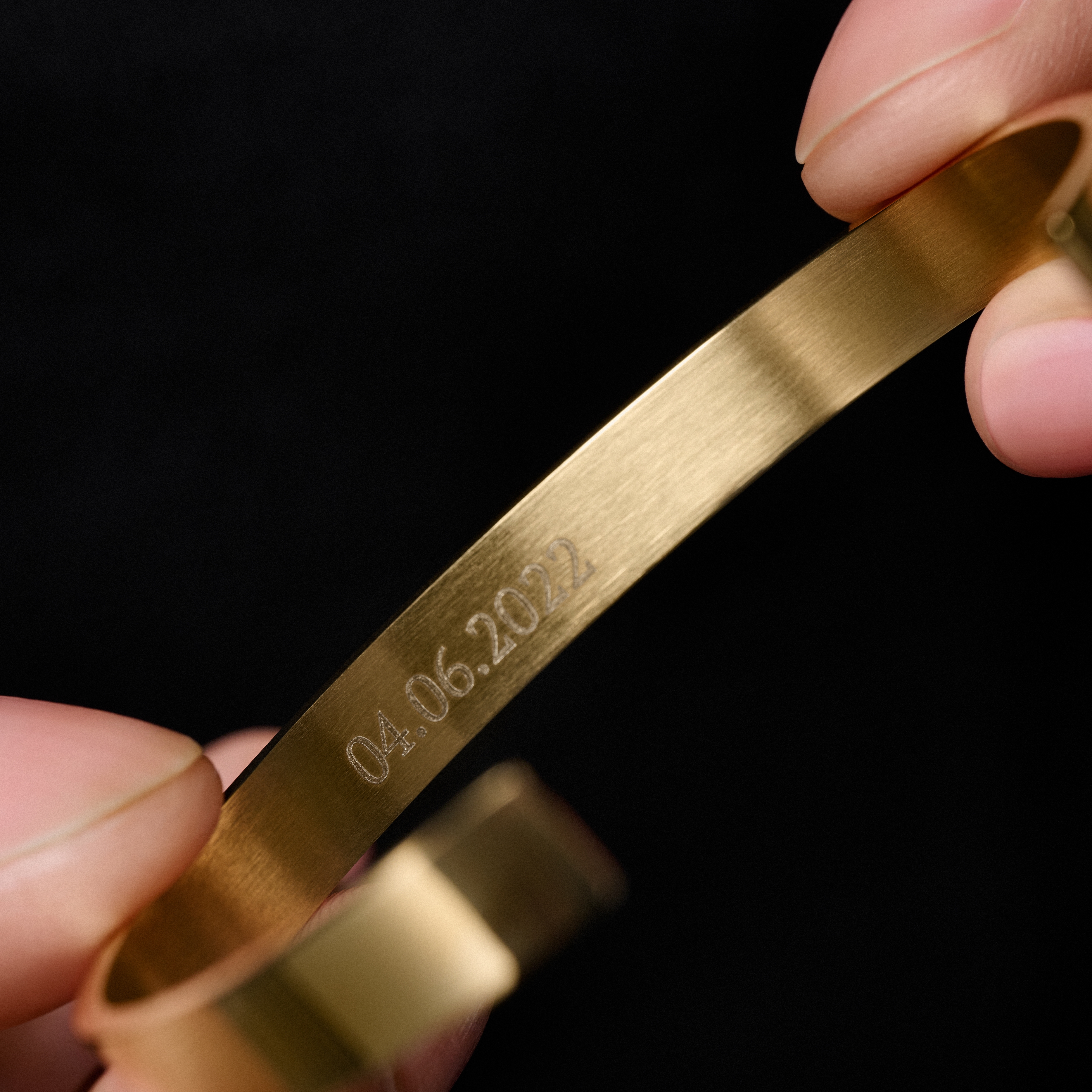 Otvorený náramok v zlatej farbe  - 4