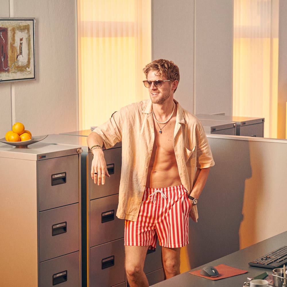 hover: Gestreepte rood-witte zwemshort hover: Gestreepte rood-witte zwemshort