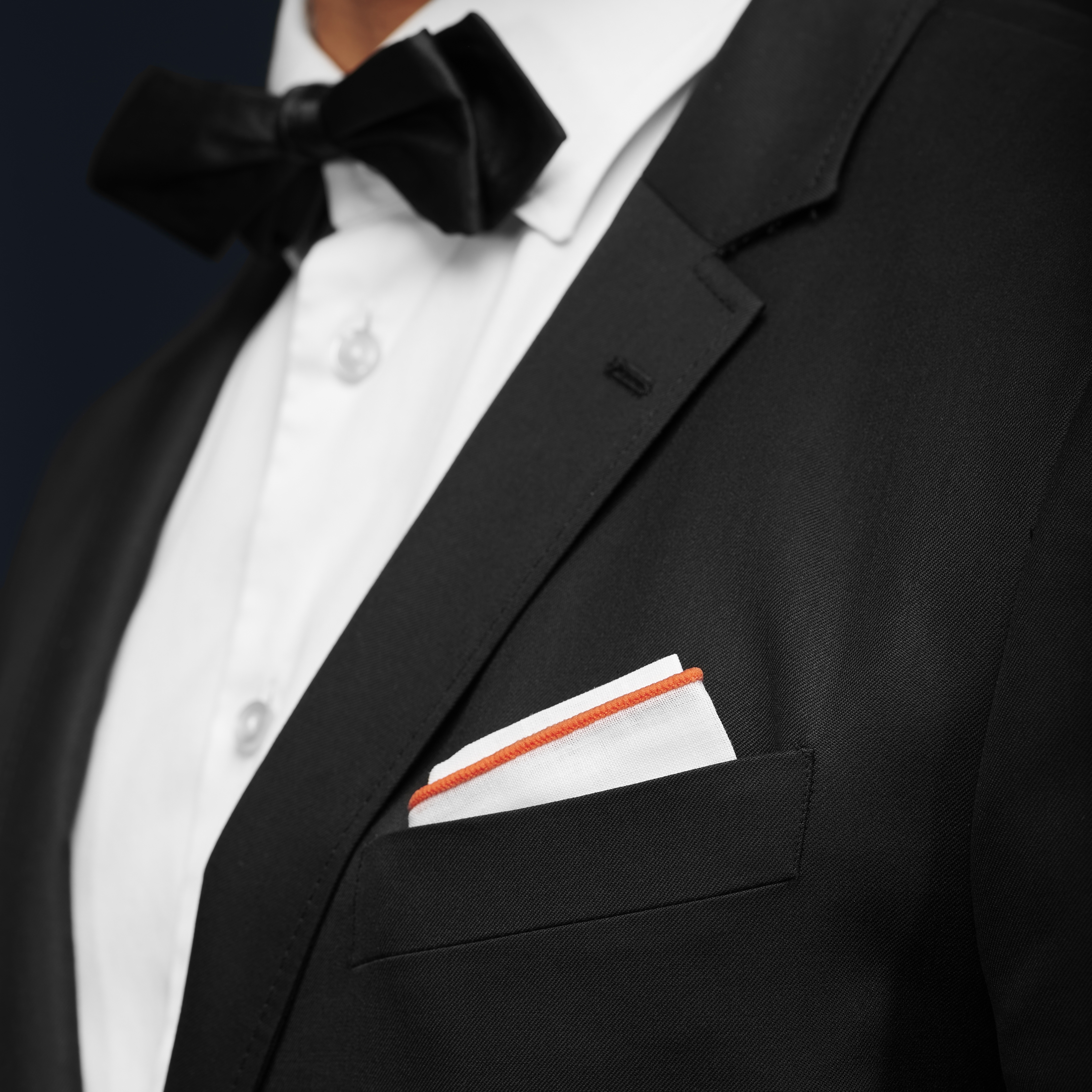 Fehér vászon díszzsebkendő égetett narancsszínű szegéllyel - 4