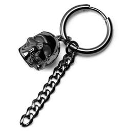 Czarny stalowy kolczyk kółeczko z zawieszką w kształcie czaszki i łańcuszkiem