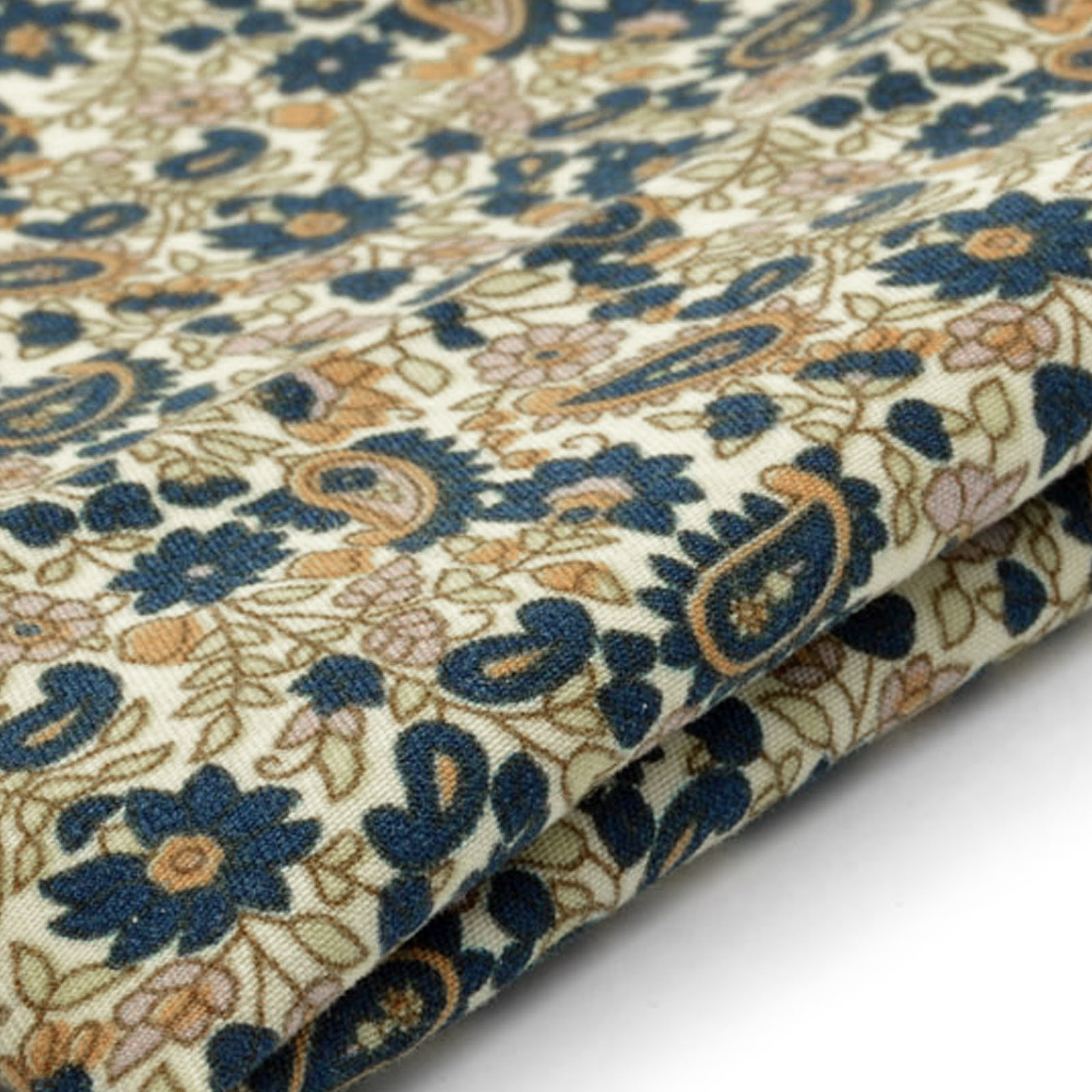 Krémszínű, kasmírmintás díszzsebkendő - 2