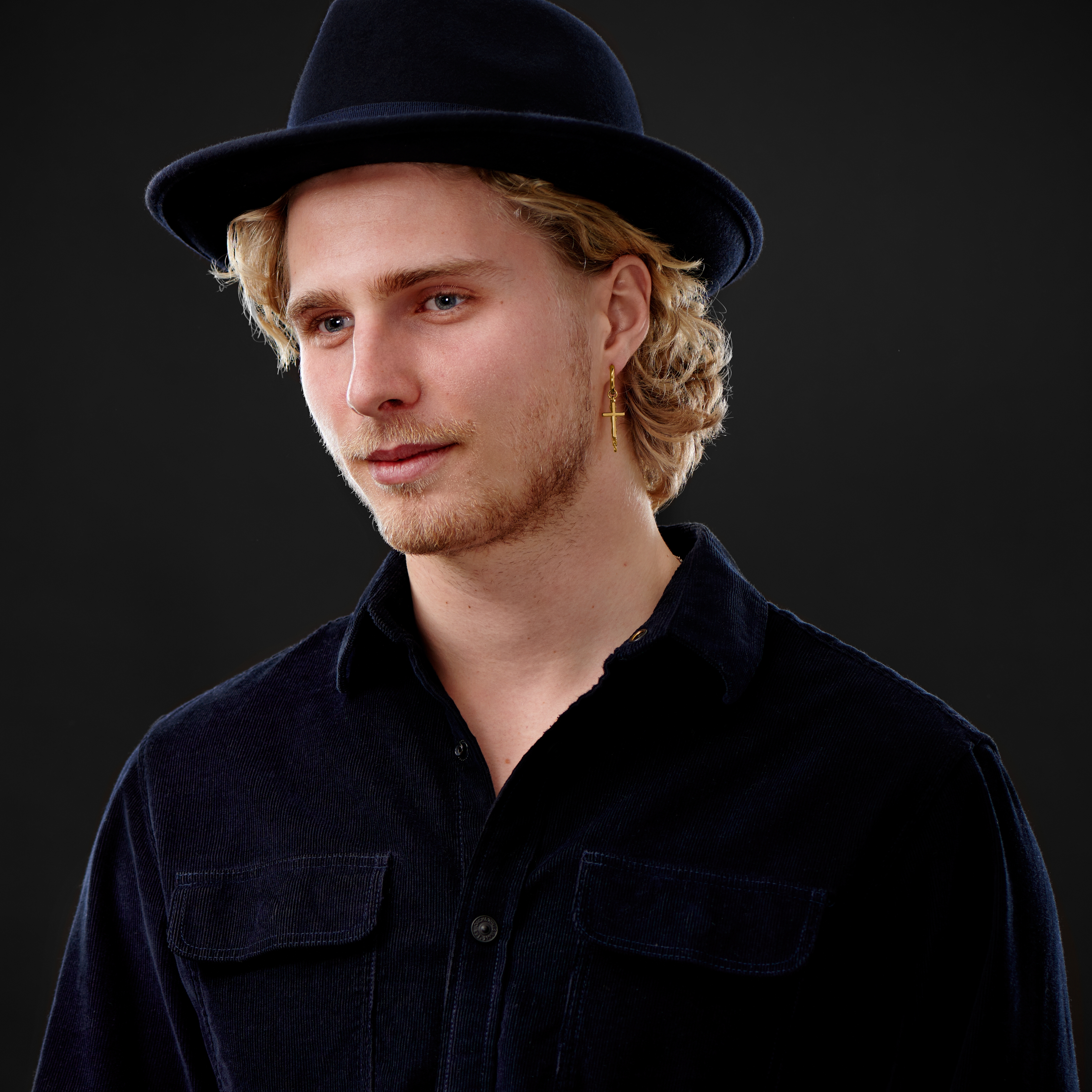 Arany tónusú acél karika fülbevaló kereszttel és lánccal - 5