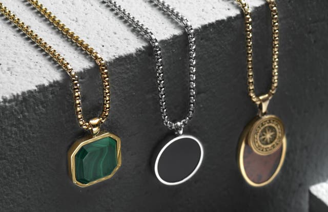 Discover the hottest necklace trends for men in 2024. From simple chains to pendant necklaces, rope chains, and layered styles, find your perfect accessory here.