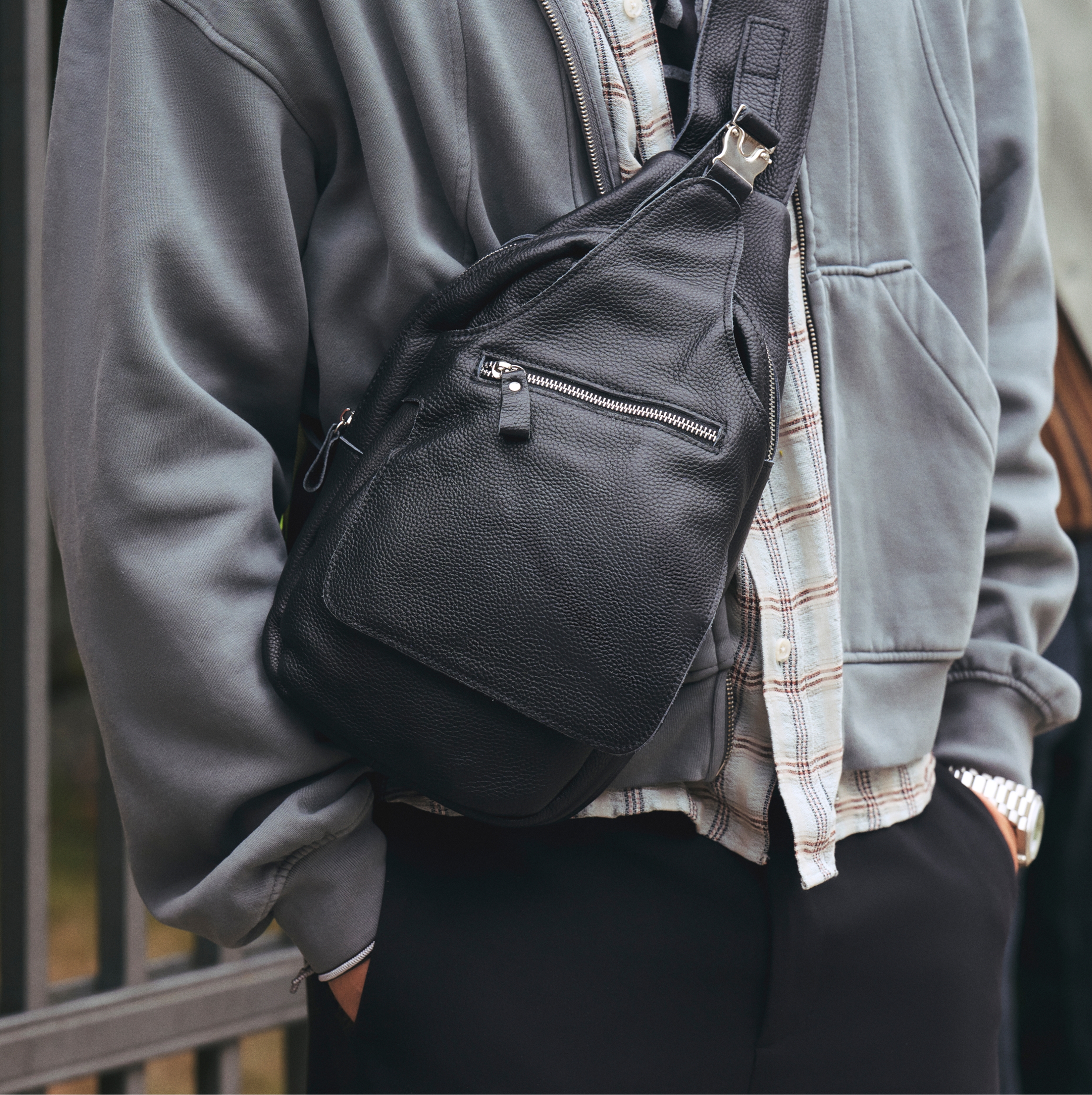 Schwarze Schultertasche aus Vollnarbenleder - 2