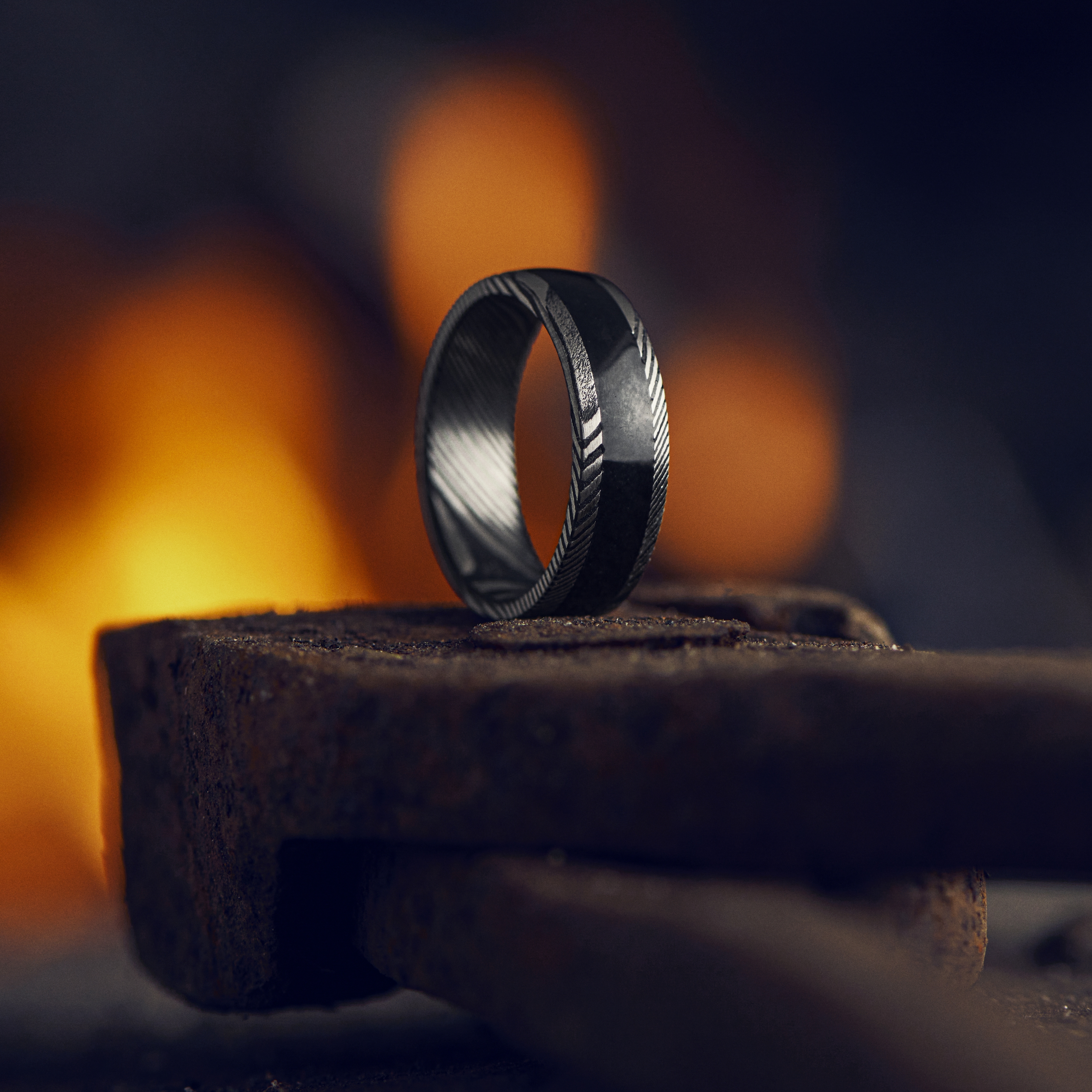 Fortis | 7 mm Gunmetal Gray and Silver-Tone Damascus Steel Ring with Onyx Inlay - 2