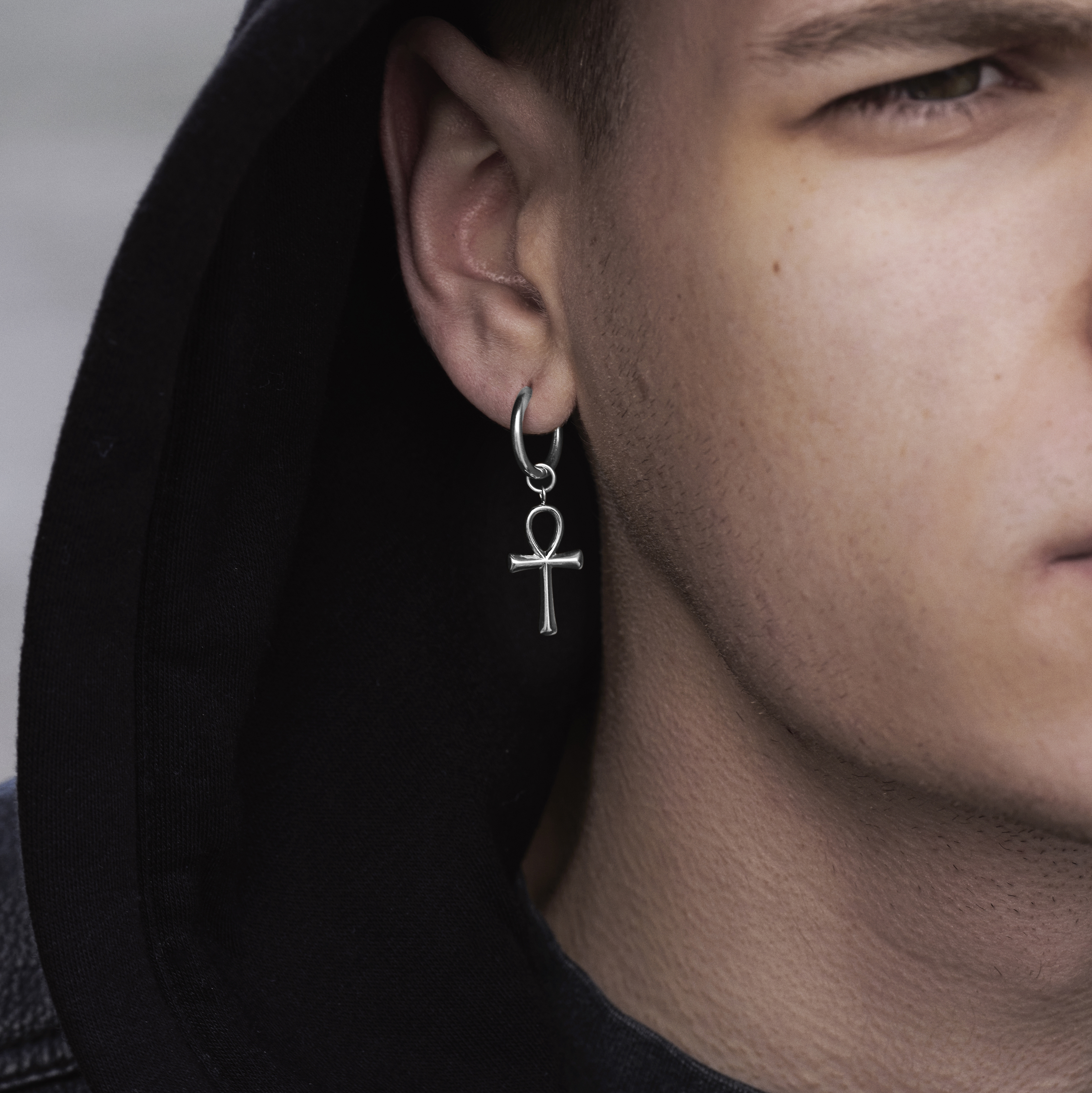 Zilverkleurige Titanium Hoepeloorbel met Bungelend Ankh-bedeltje - 2