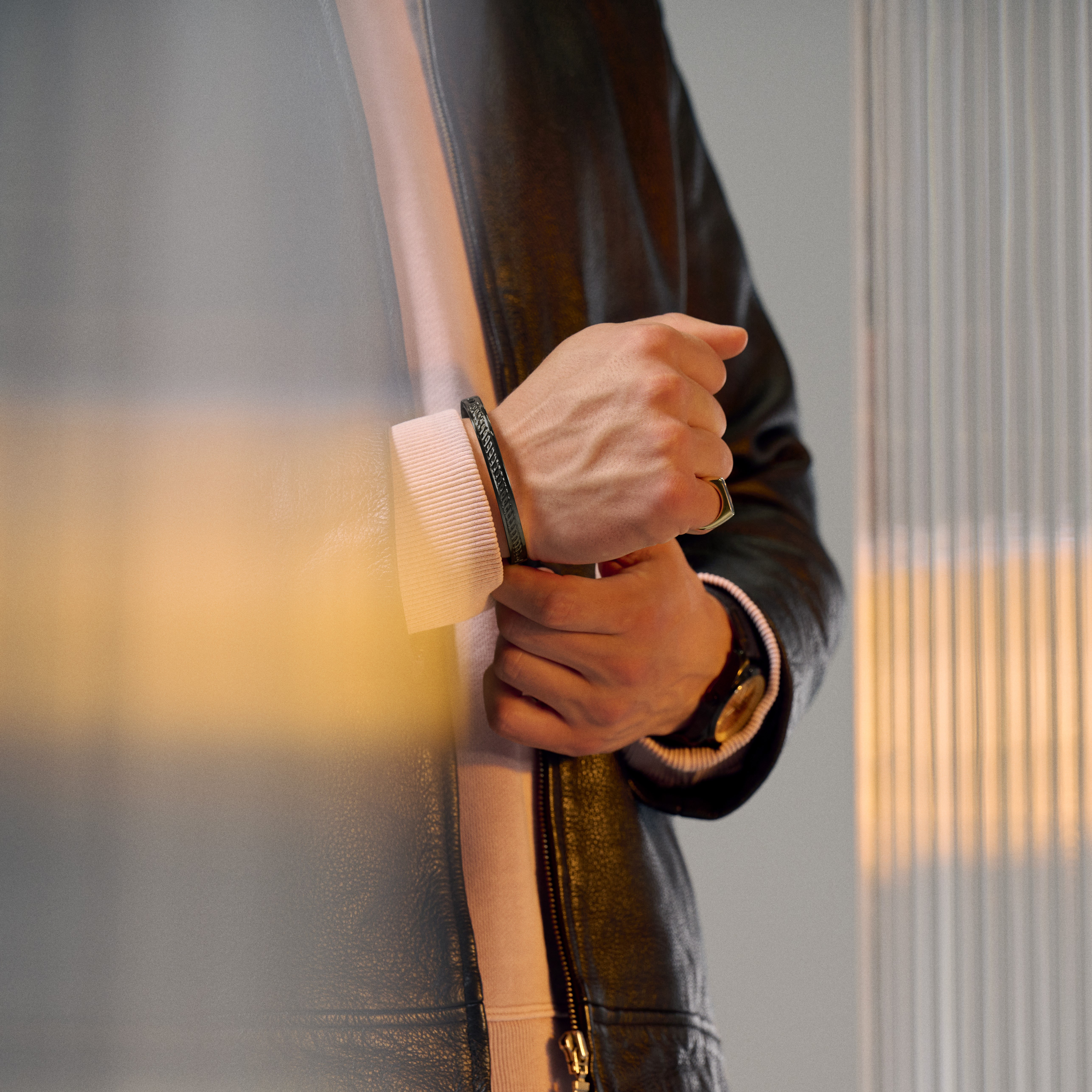 Bracelet jonc Arie noir à torsades  - 4