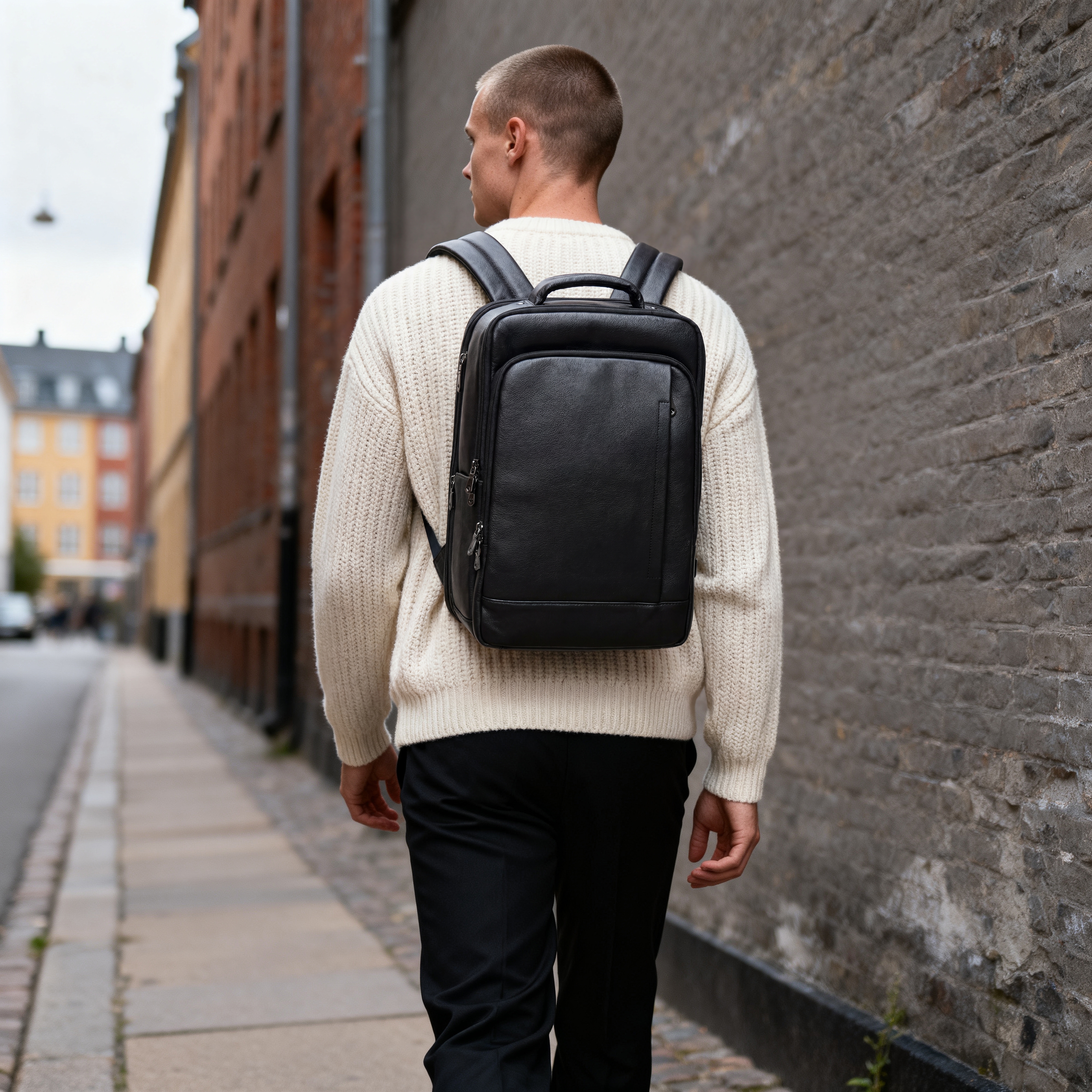 Professioneller Laptop-Rucksack aus schwarzem Leder mit Ladefunktion - 3