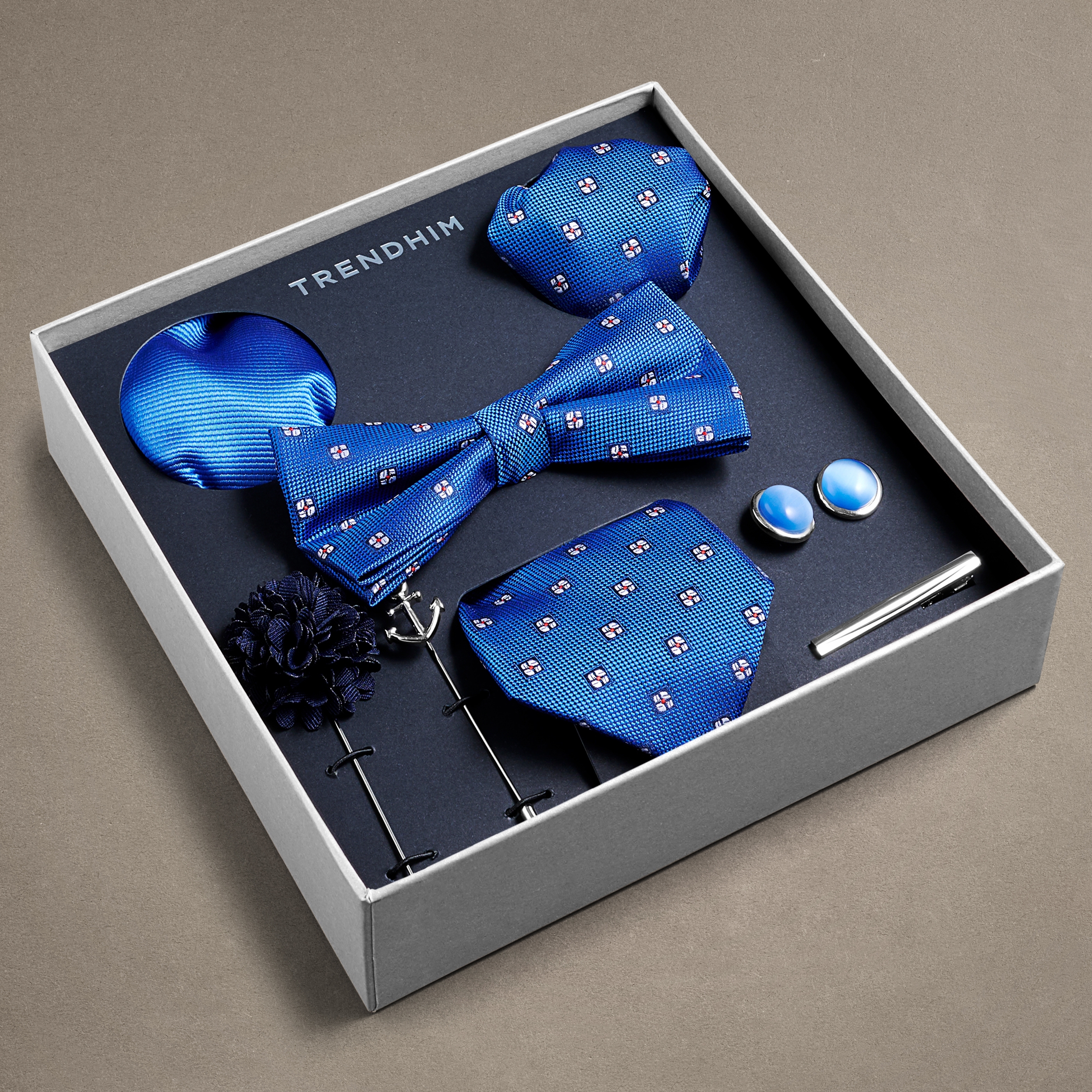 Подаръчна кутия с аксесоари за костюм | Комплект в синьо, бяло и сребристо - 3