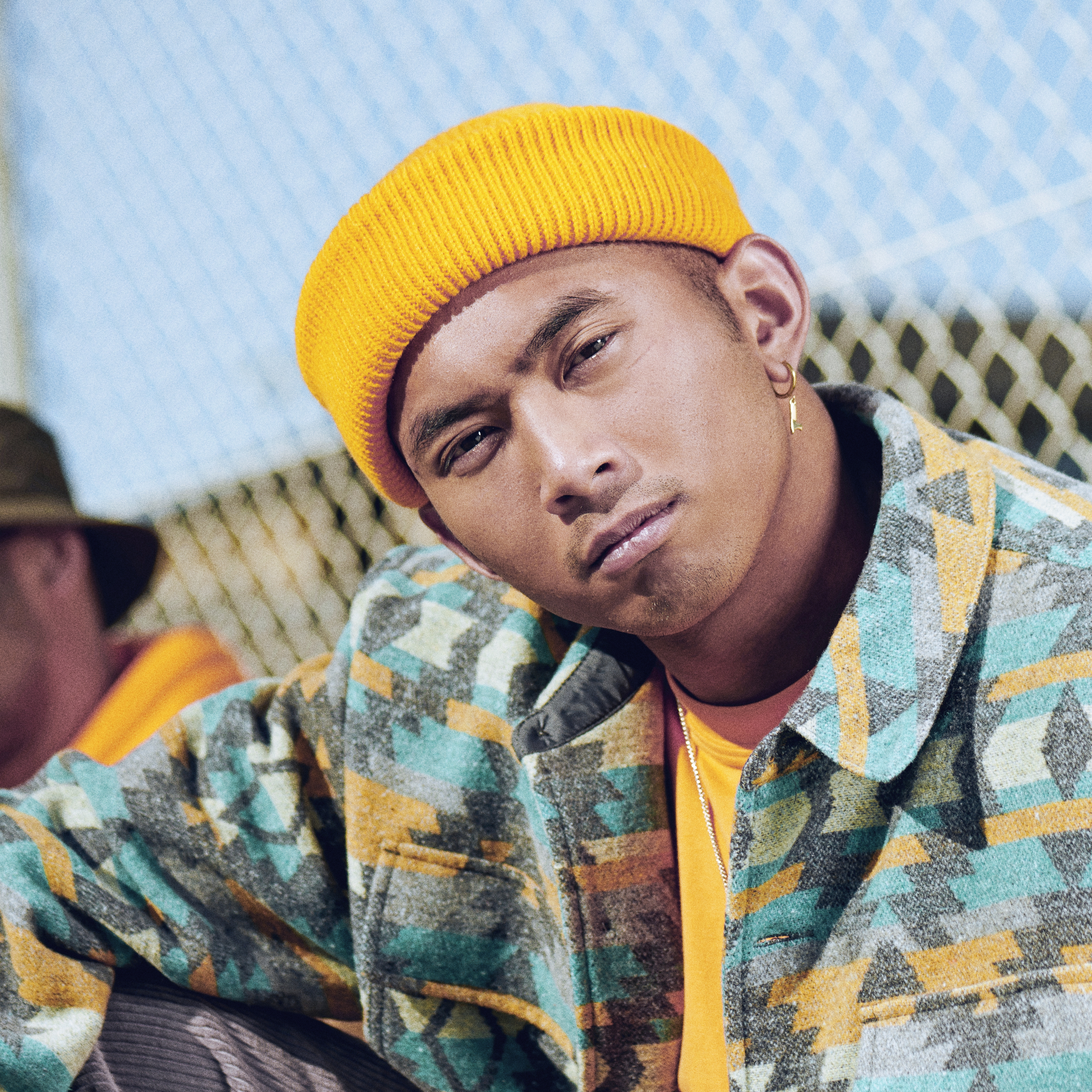 Fahrenheit | Pendiente de aro con colgante de L fundida dorado - 4