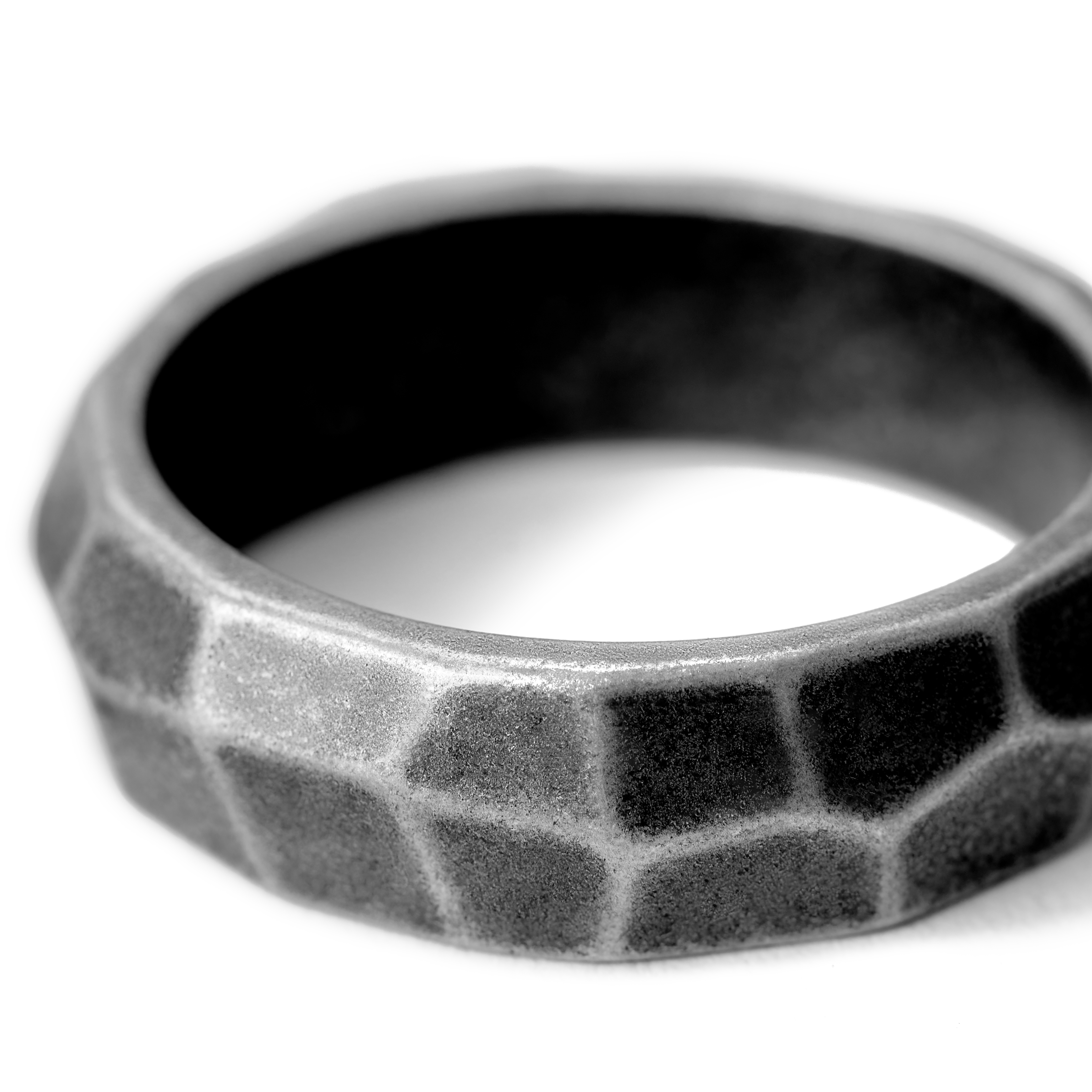„Jax“ pilkos spalvos nerūdijančio plieno briaunuotas žiedas - 2