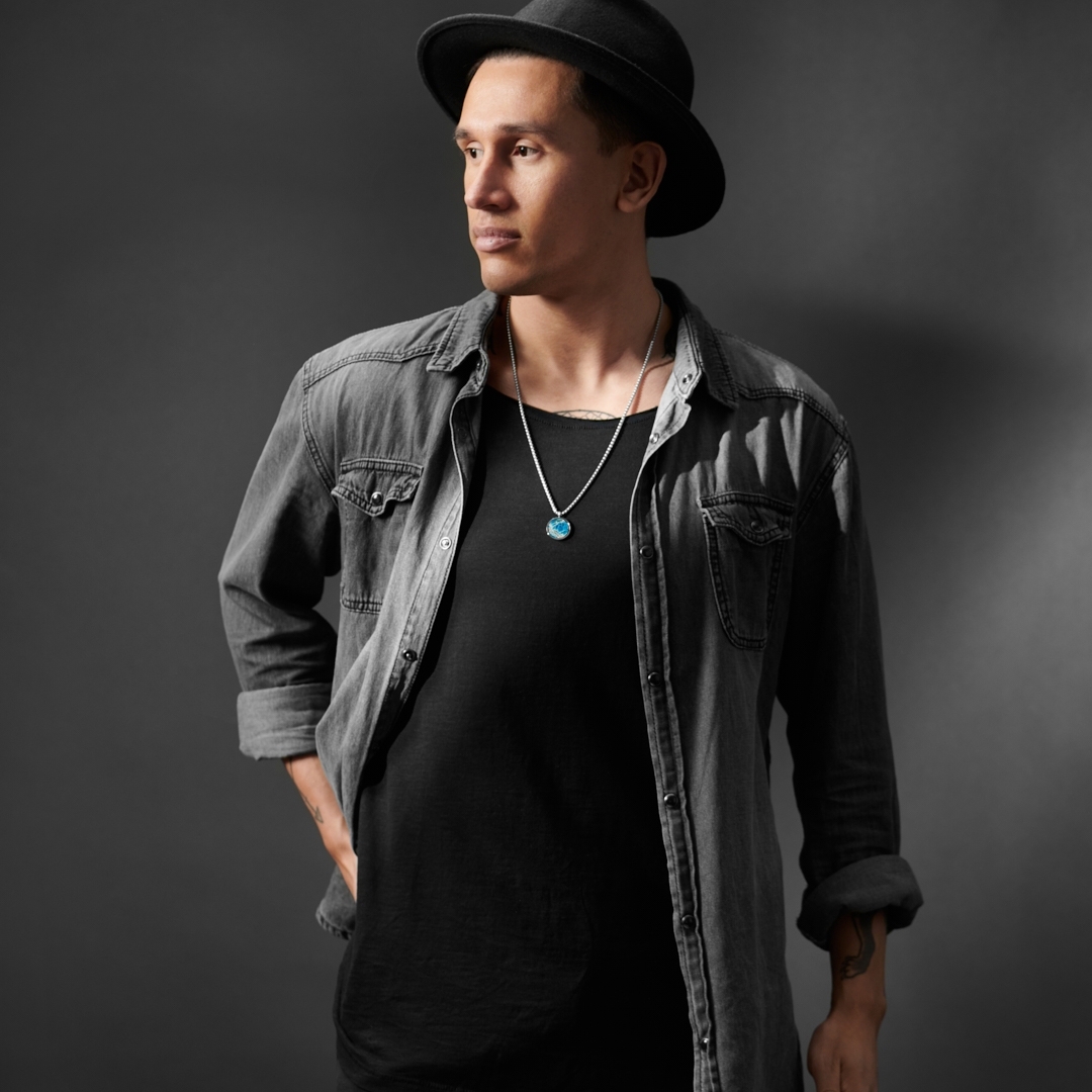 Orisun | Collier argenté à pendentif en triangle et acier inoxydable avec pierre d'apatite - 3