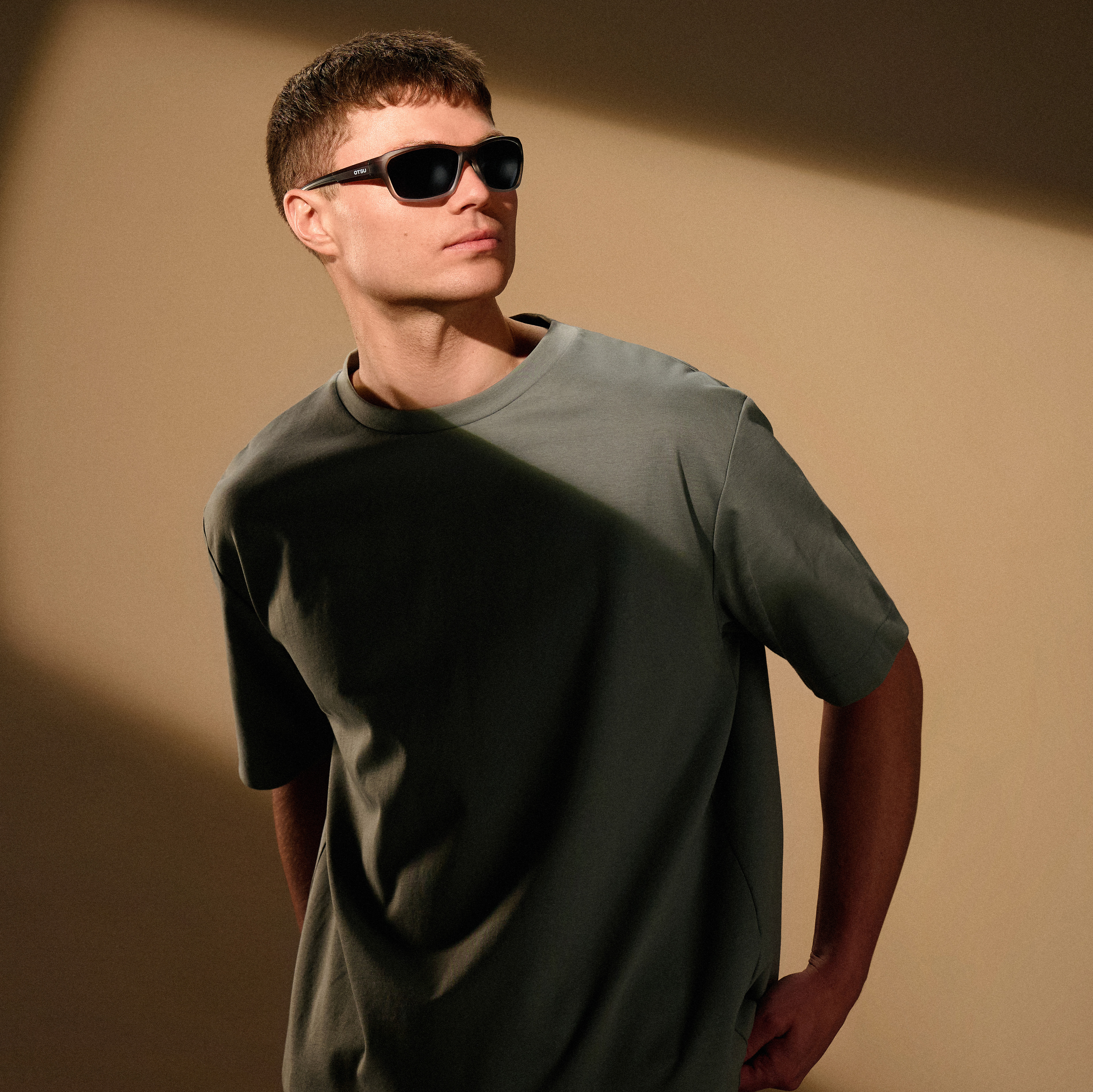 Polarisierte graue Sportsonnenbrille mit schwarzen Gläsern - 5