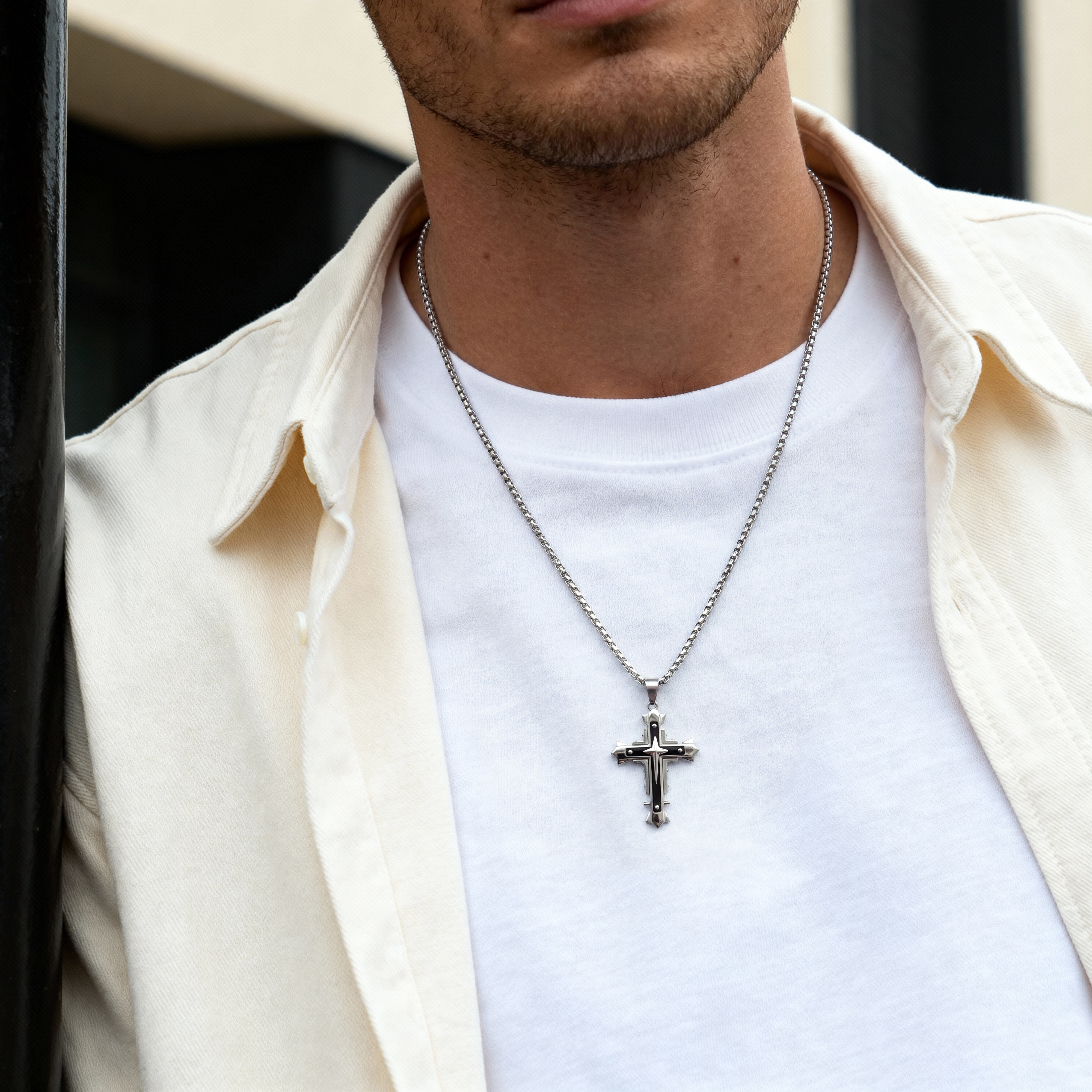 Fekete szegecselt stílusú keresztes nyaklánc - 2