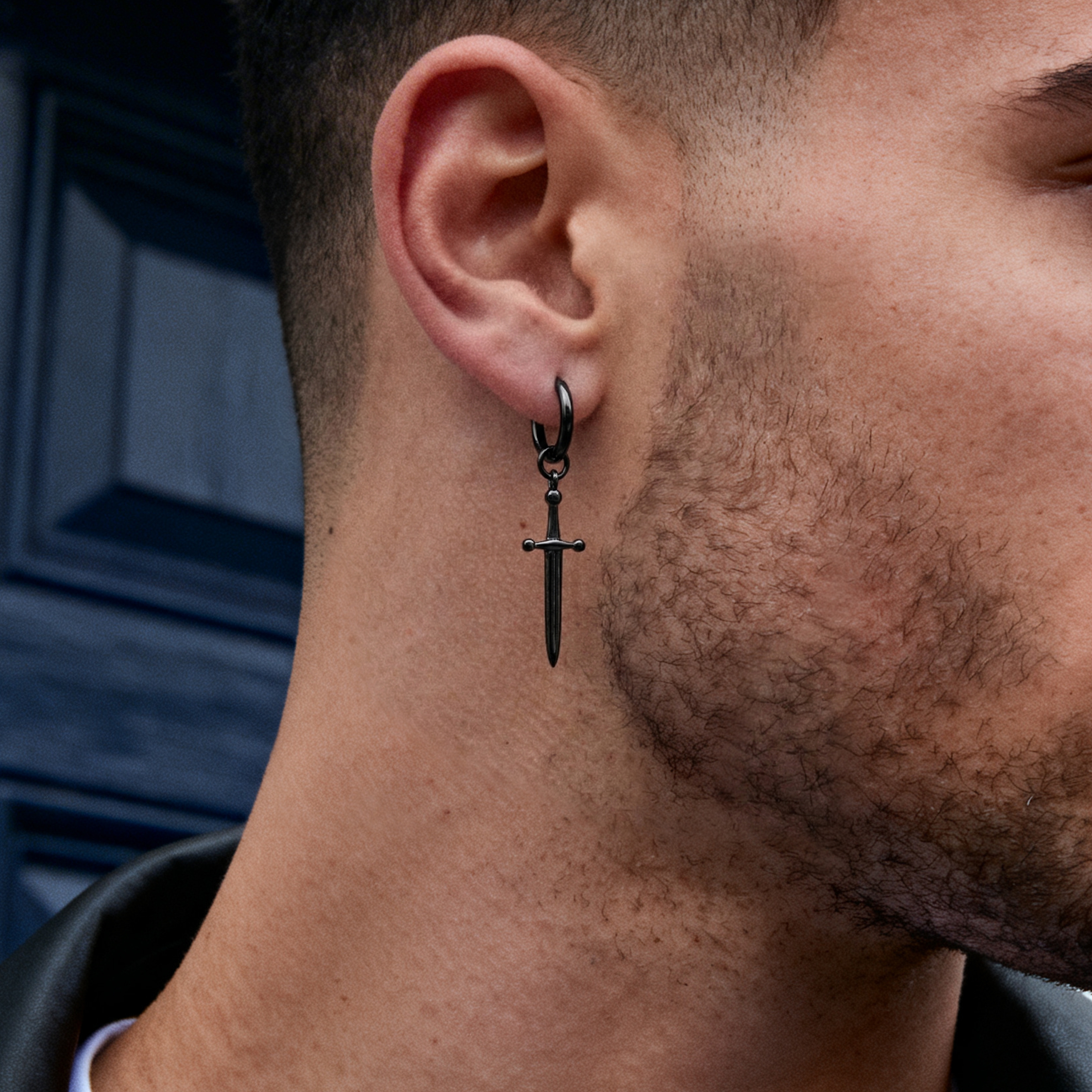 Zwarte Stalen Oorbel met Zwaardhanger - 2