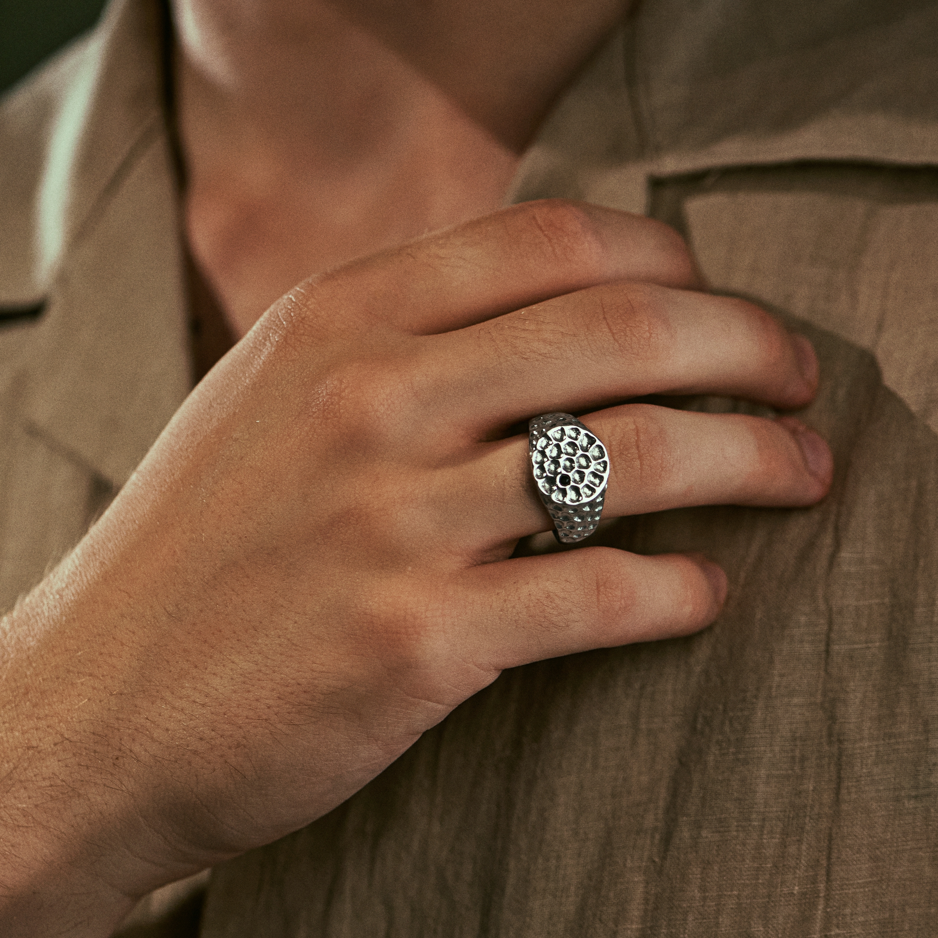 Orphic | Anello con sigillo in acciaio inossidabile martellato con zirconia nera - 2