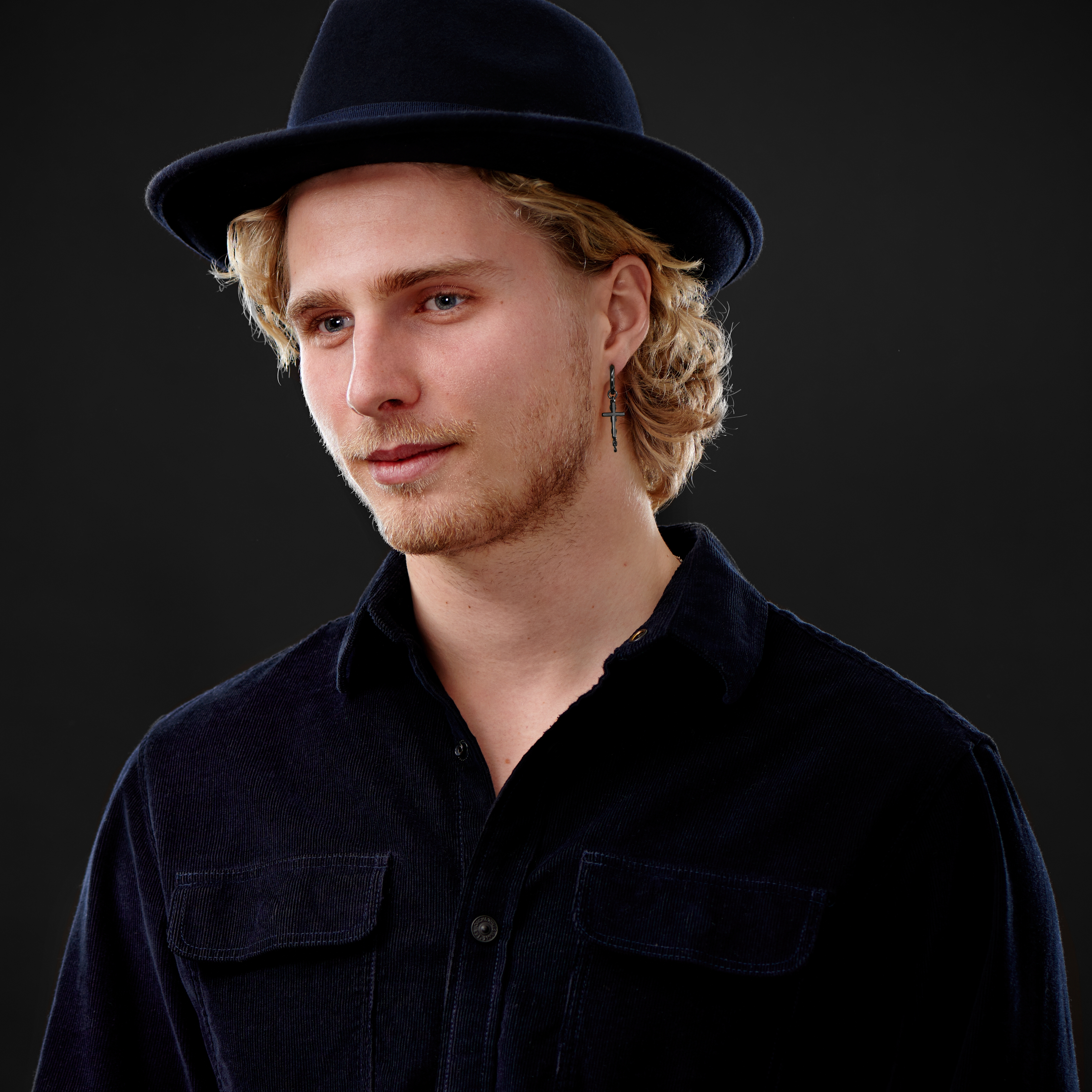 Ørering med kors og kjede i sort stål - 6