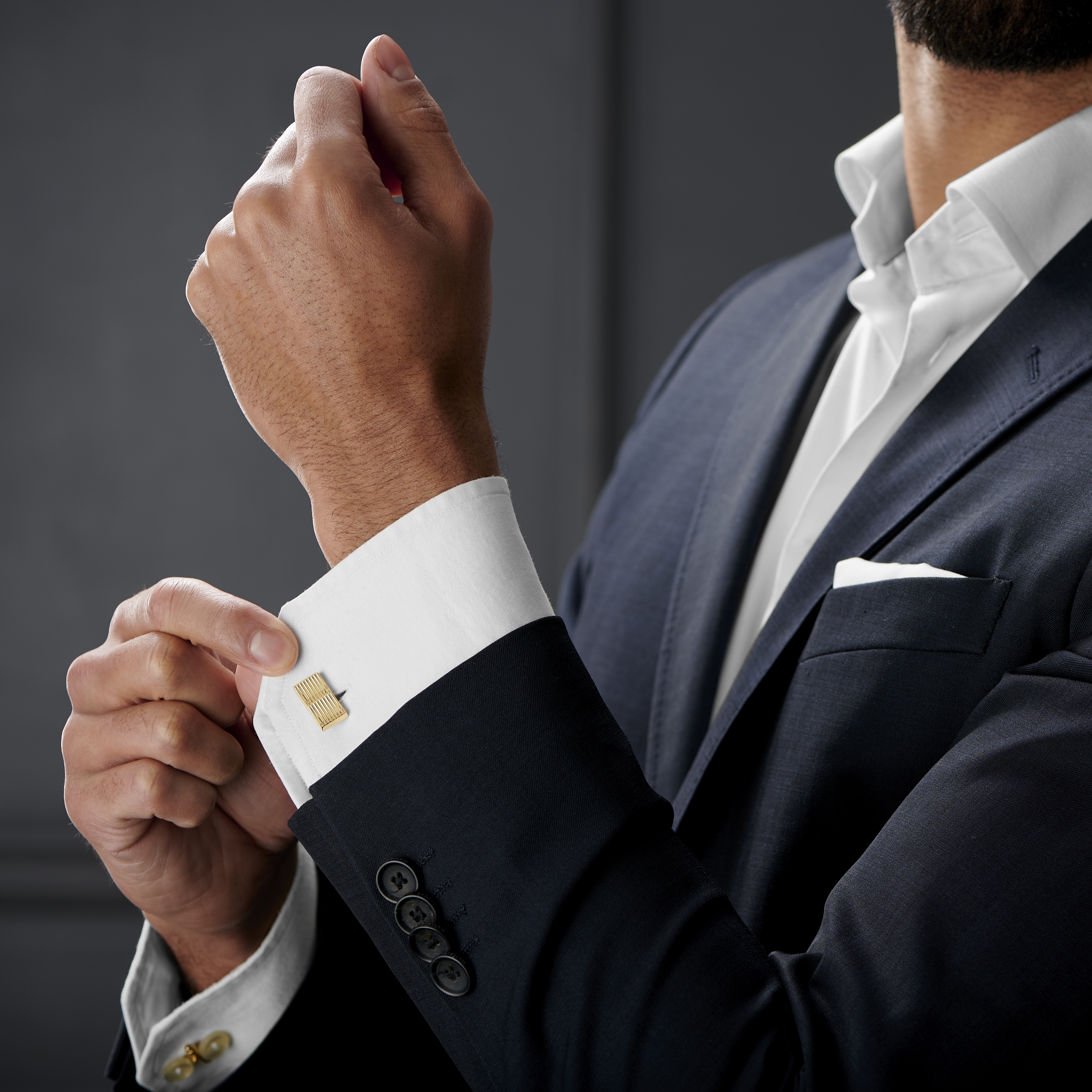 Goldene Manschettenknöpfe mit welligem Design - 4