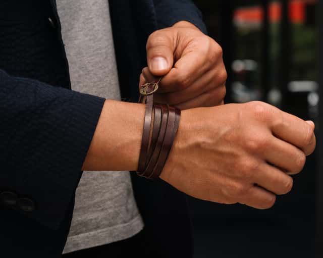 Pulsera de cuero rosa con mosquetón entrelazado en plata