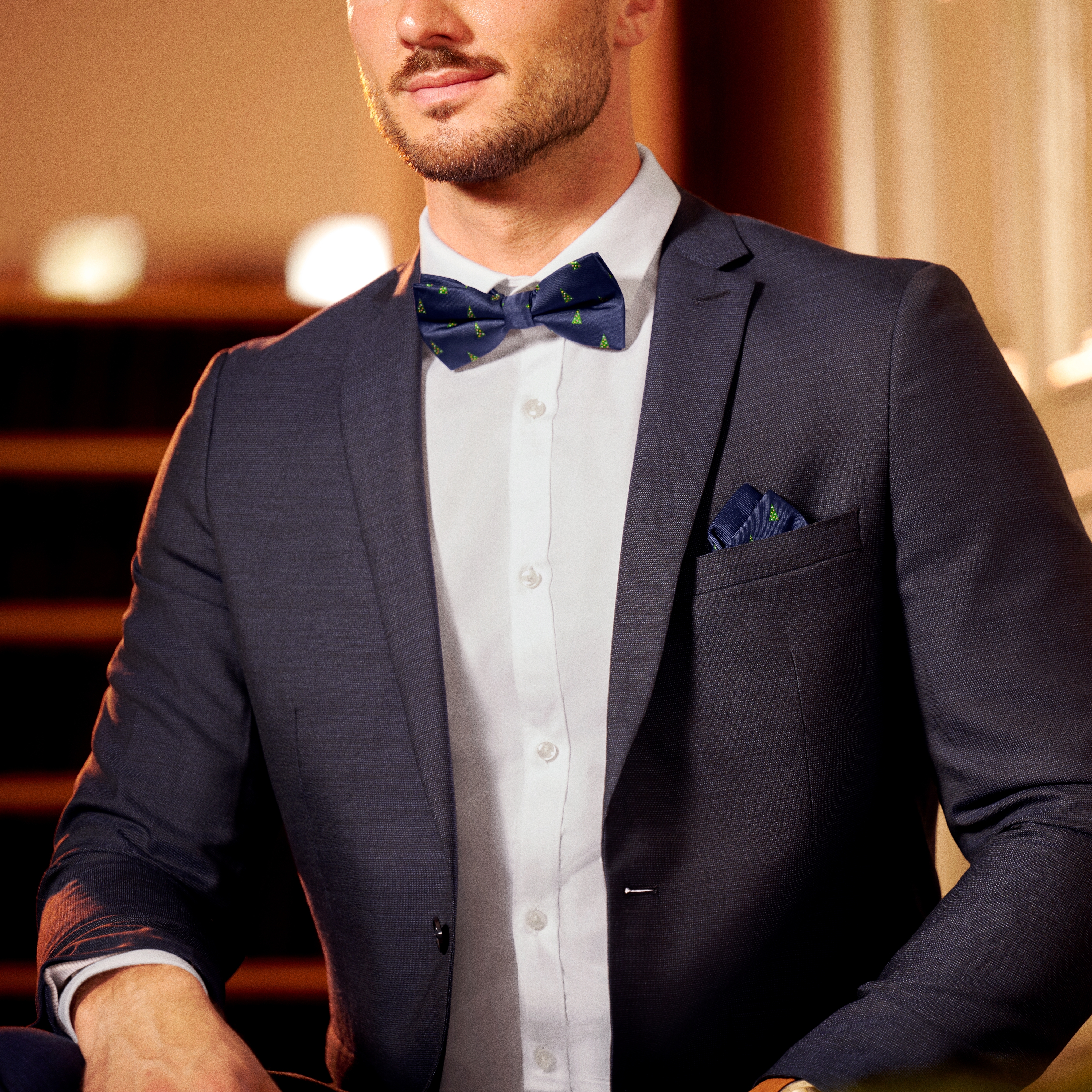 Тъмносиня коледна кърпичка за сако с елхи - 2