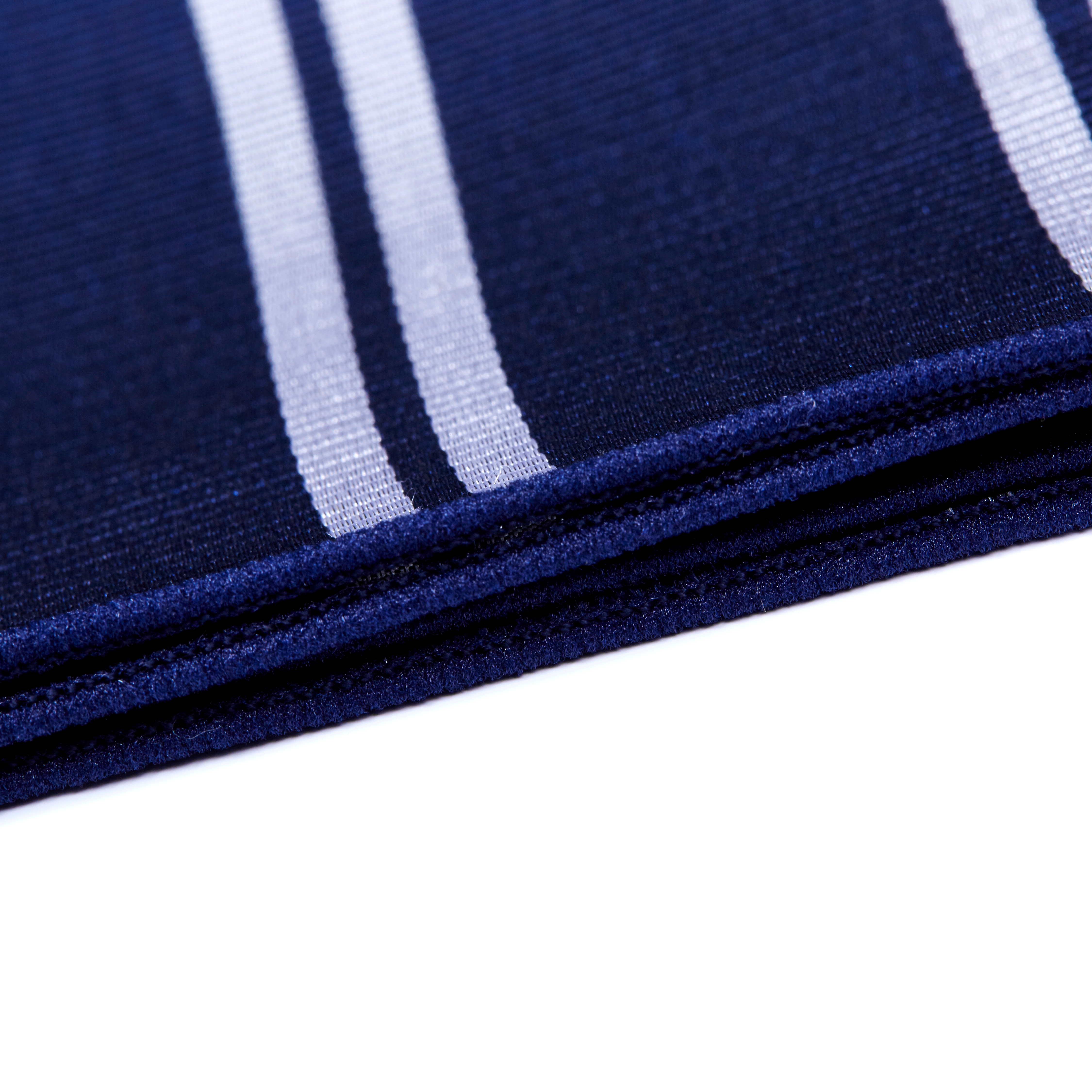 Pochette de costume en soie bleu marine à rayures argentées - 2