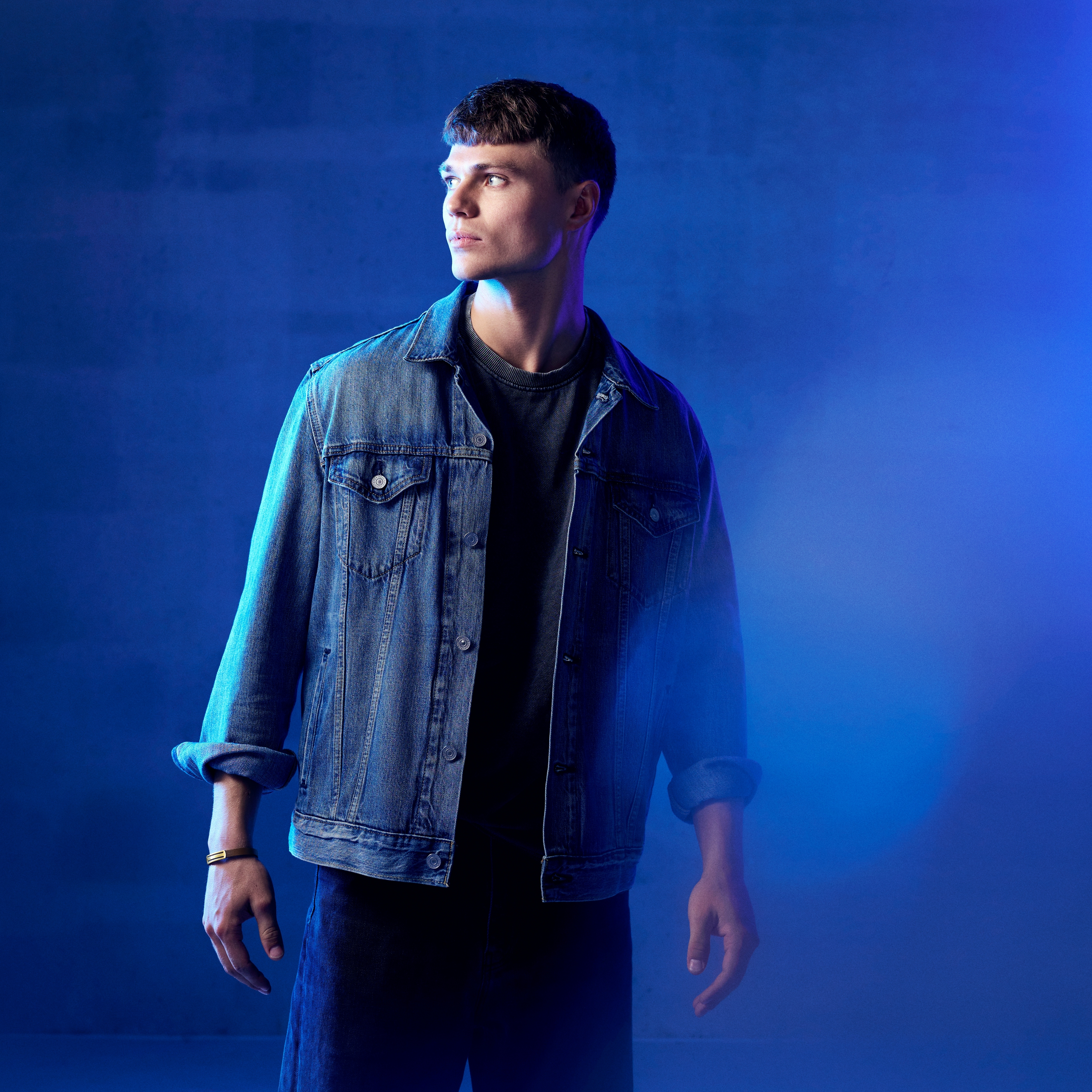 Nomen | Pulsera de identificación con cortes de cuero en negro y dorado - 3