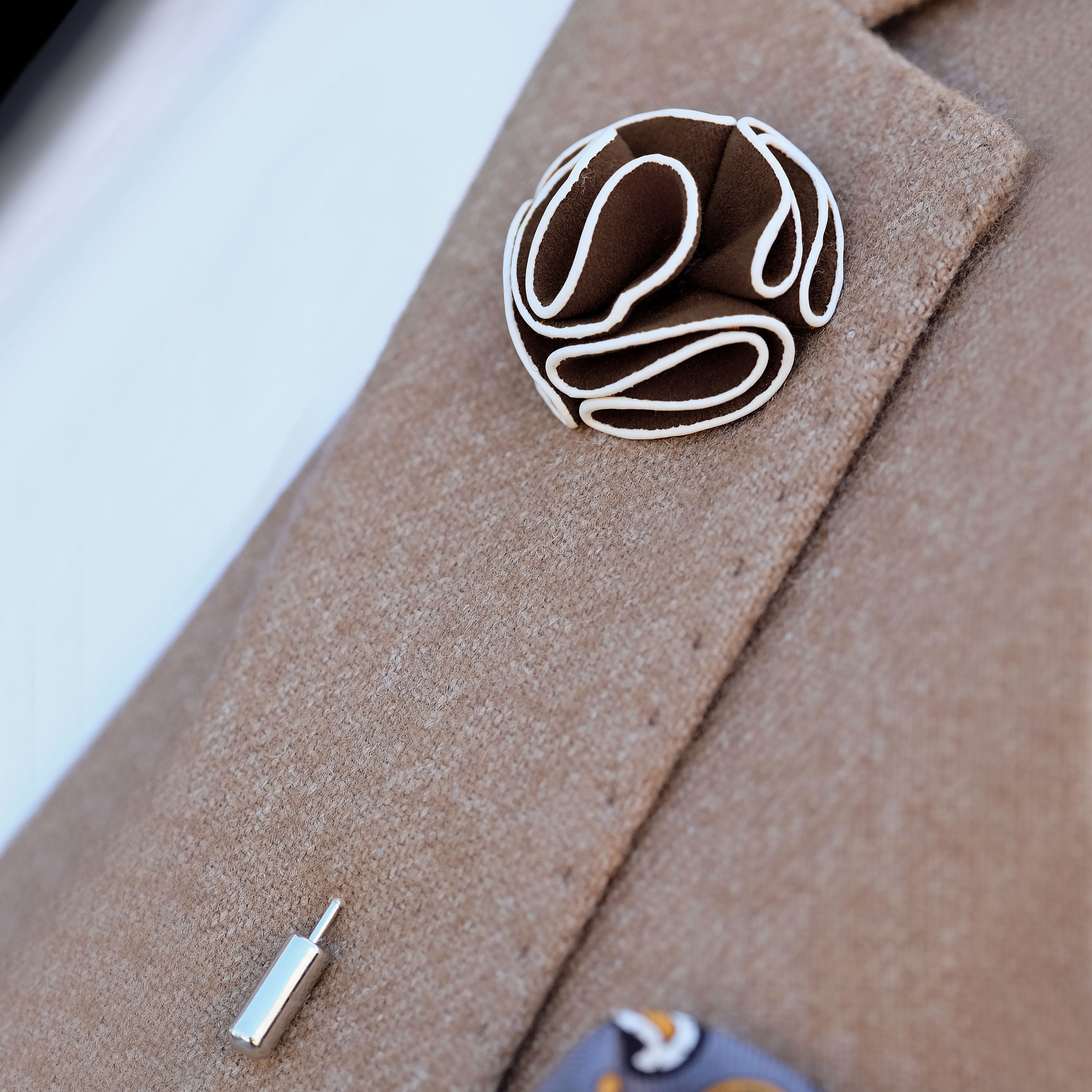 Flor de solapa camelia marrón oscuro - 3