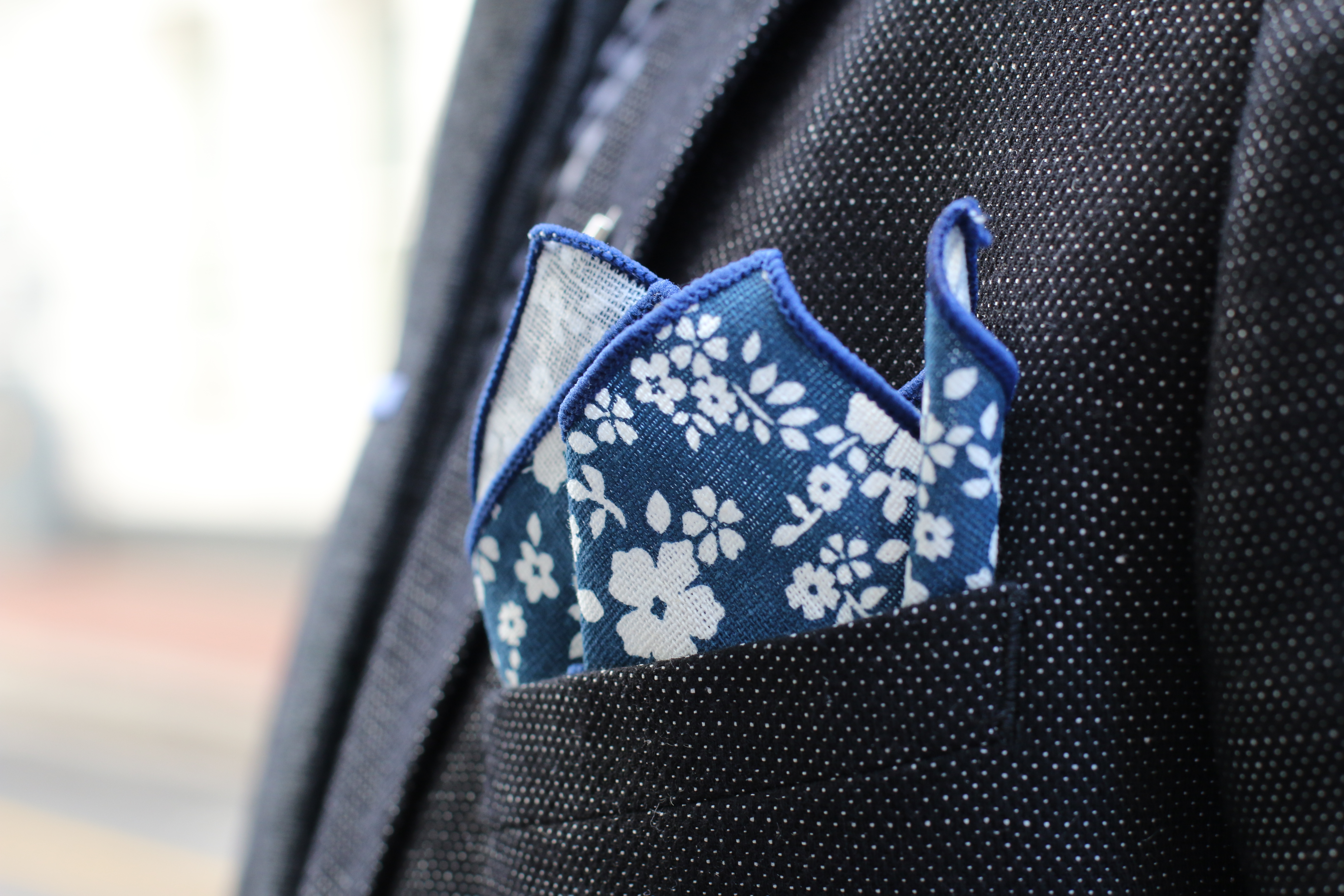 Pañuelo de bolsillo azul con flores blancas - 5