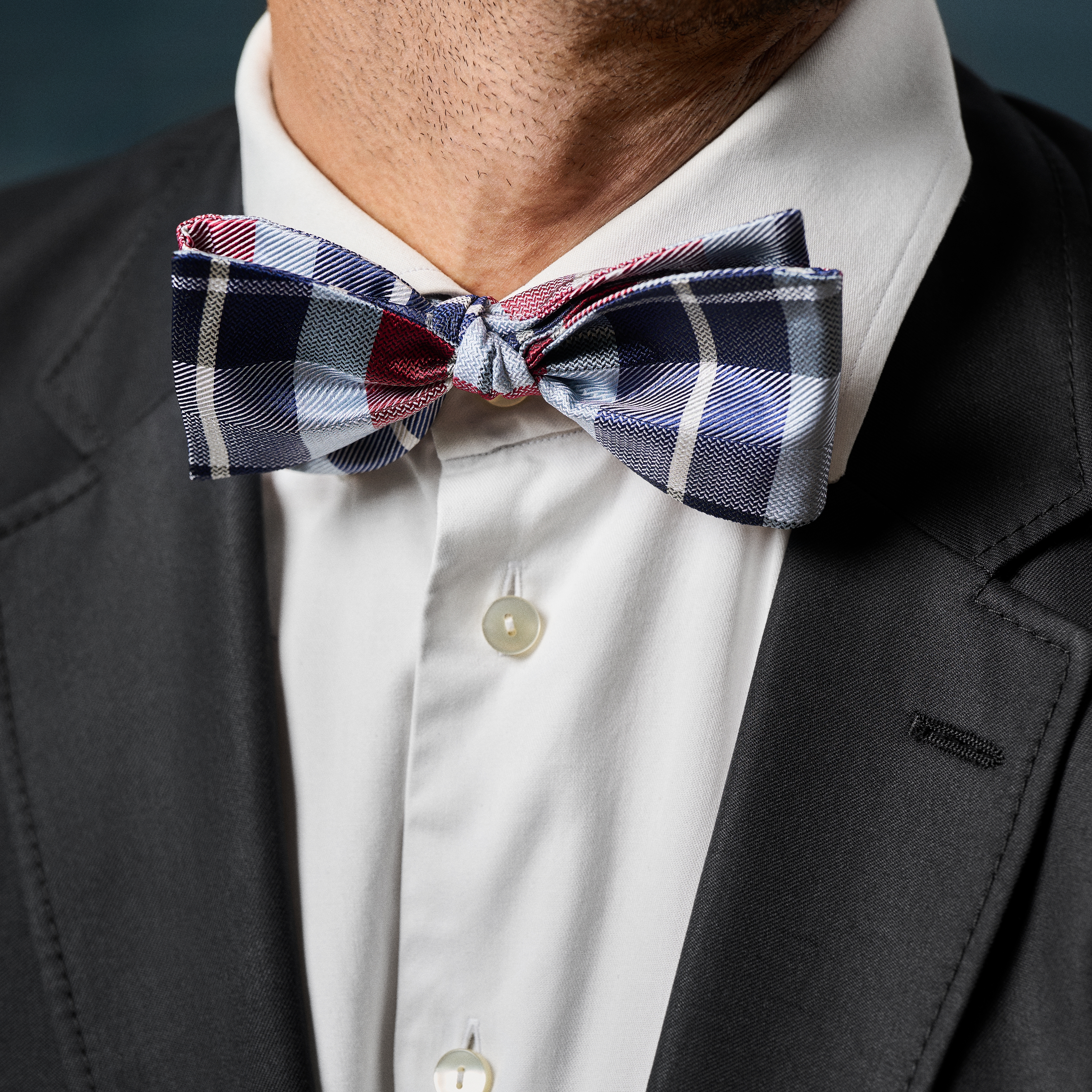 Копринена предварително завързана папийонка на каре в синьо и бордо - 3