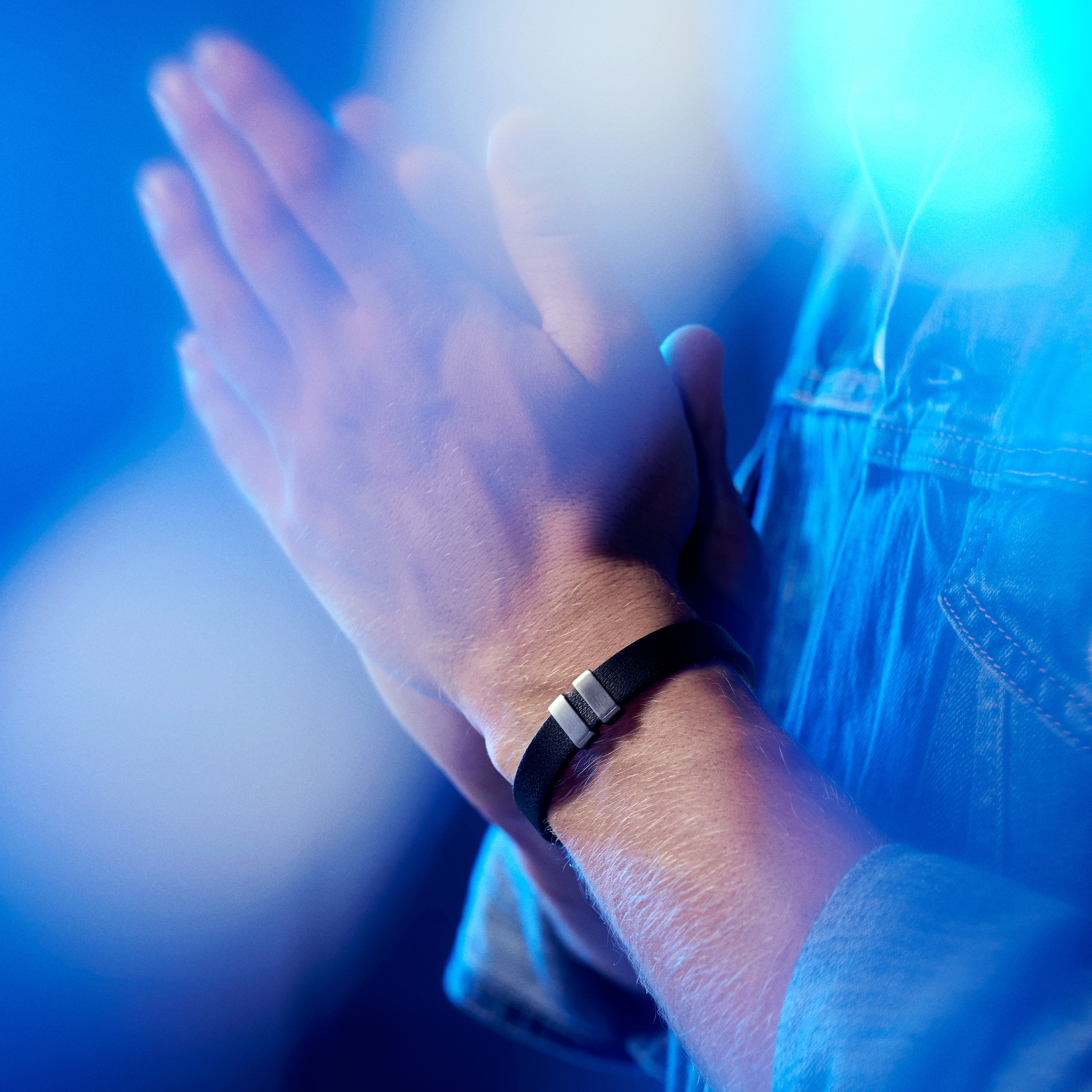 Nomen | Pulsera con placas de identificación plateadas en cuero marrón y negro  - 2