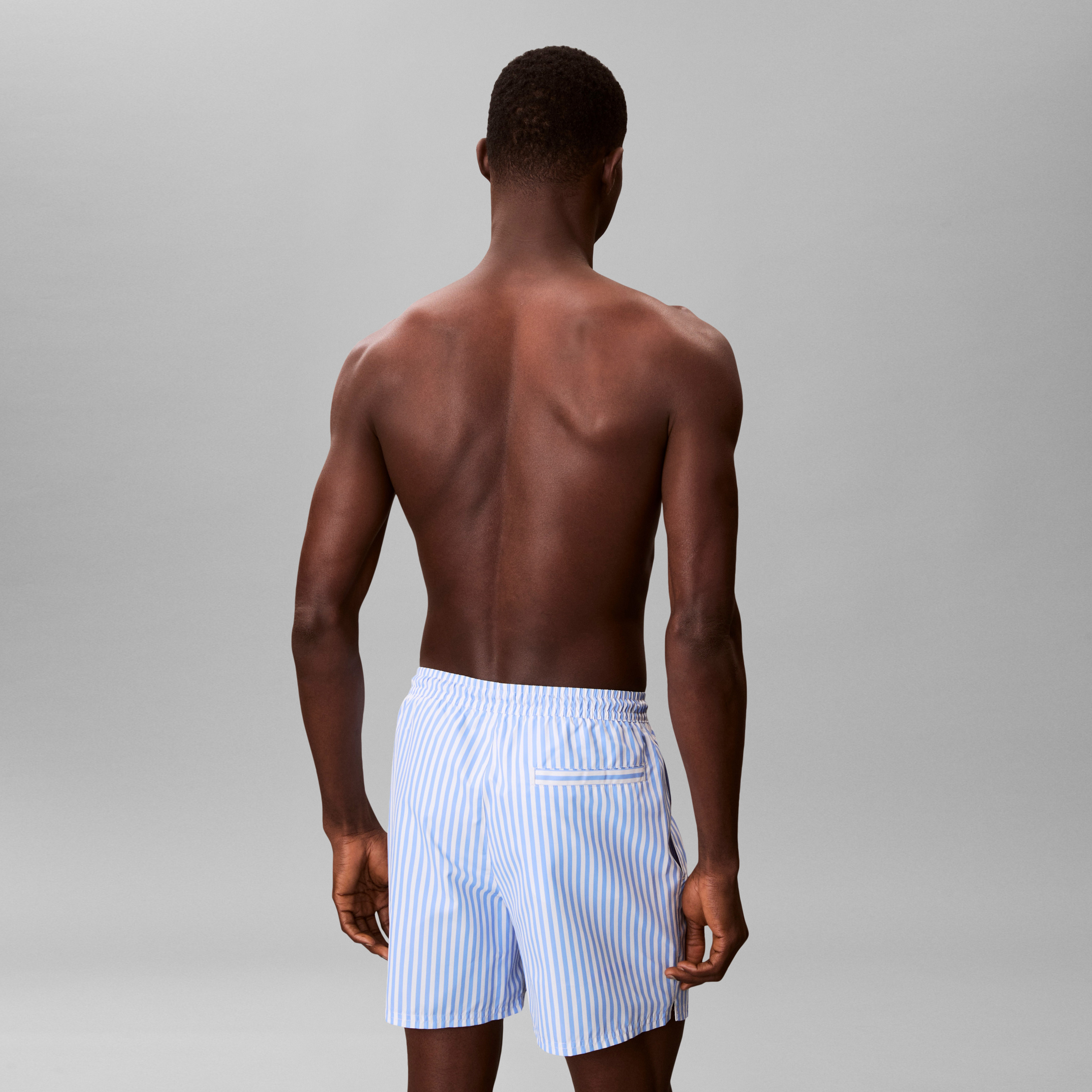 Calvin Klein | Bledomodré pruhované plavkové šortky - 4