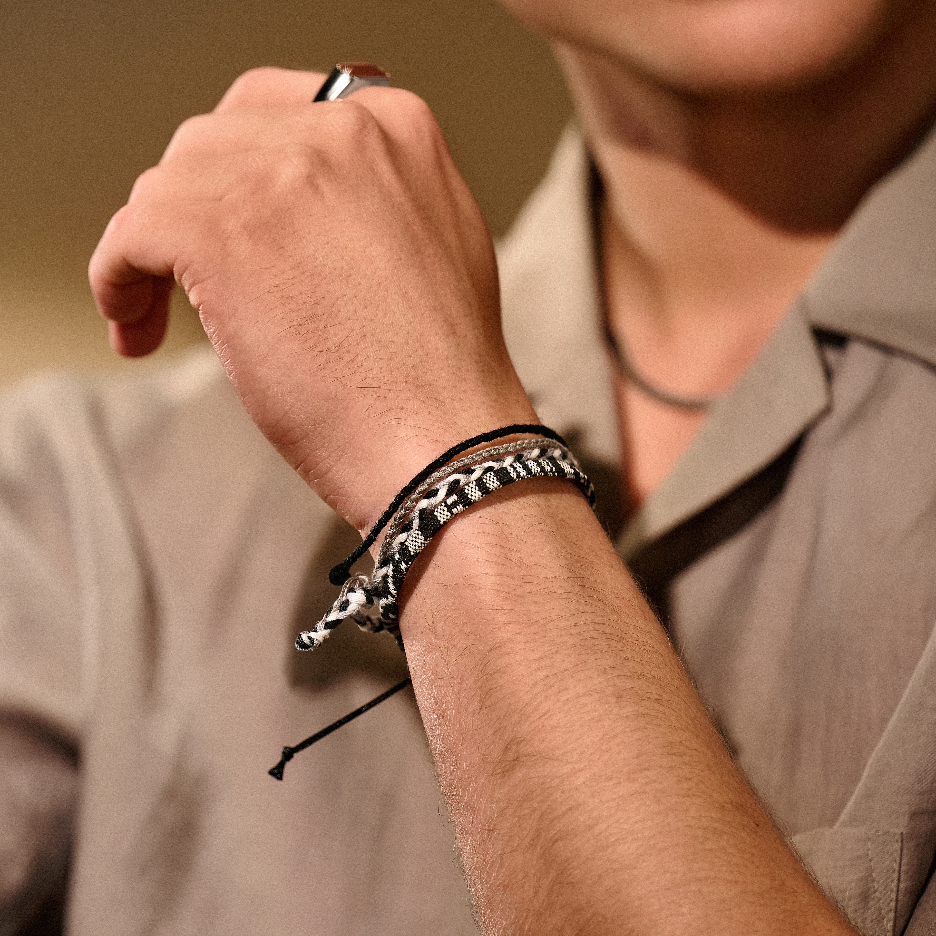 Czarno-biała tekstylna bransoletka surferska - 3