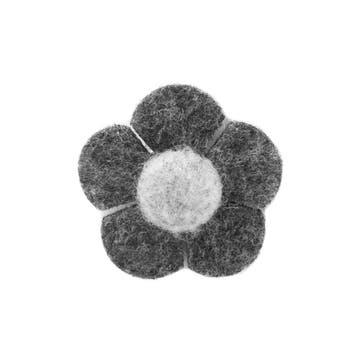 Broche de solapa con flor grisácea