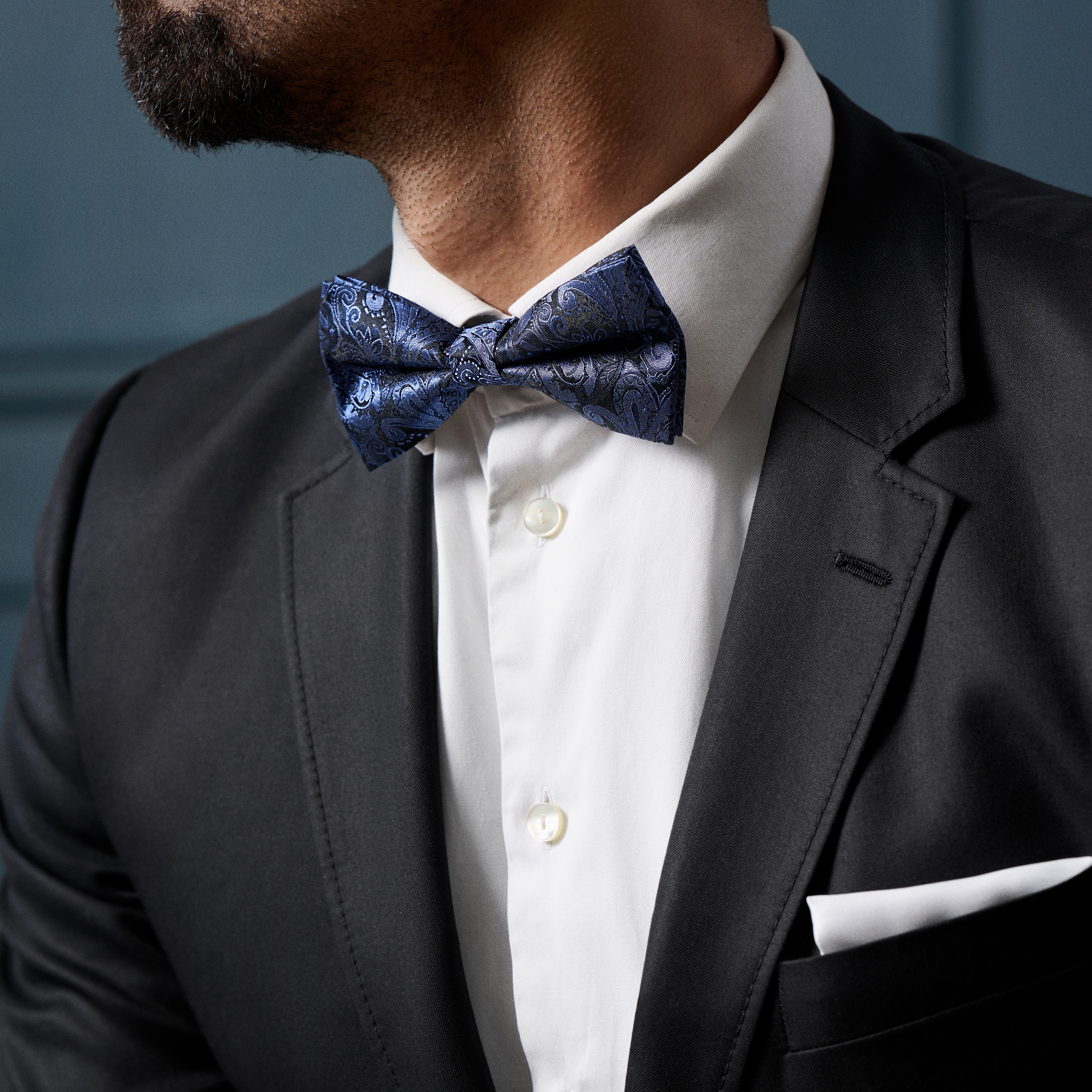 MARINE- OG LYSEBLÅ PAYSLEYMØNSTRET FERDIGKNYTTET SLØYFE - 3