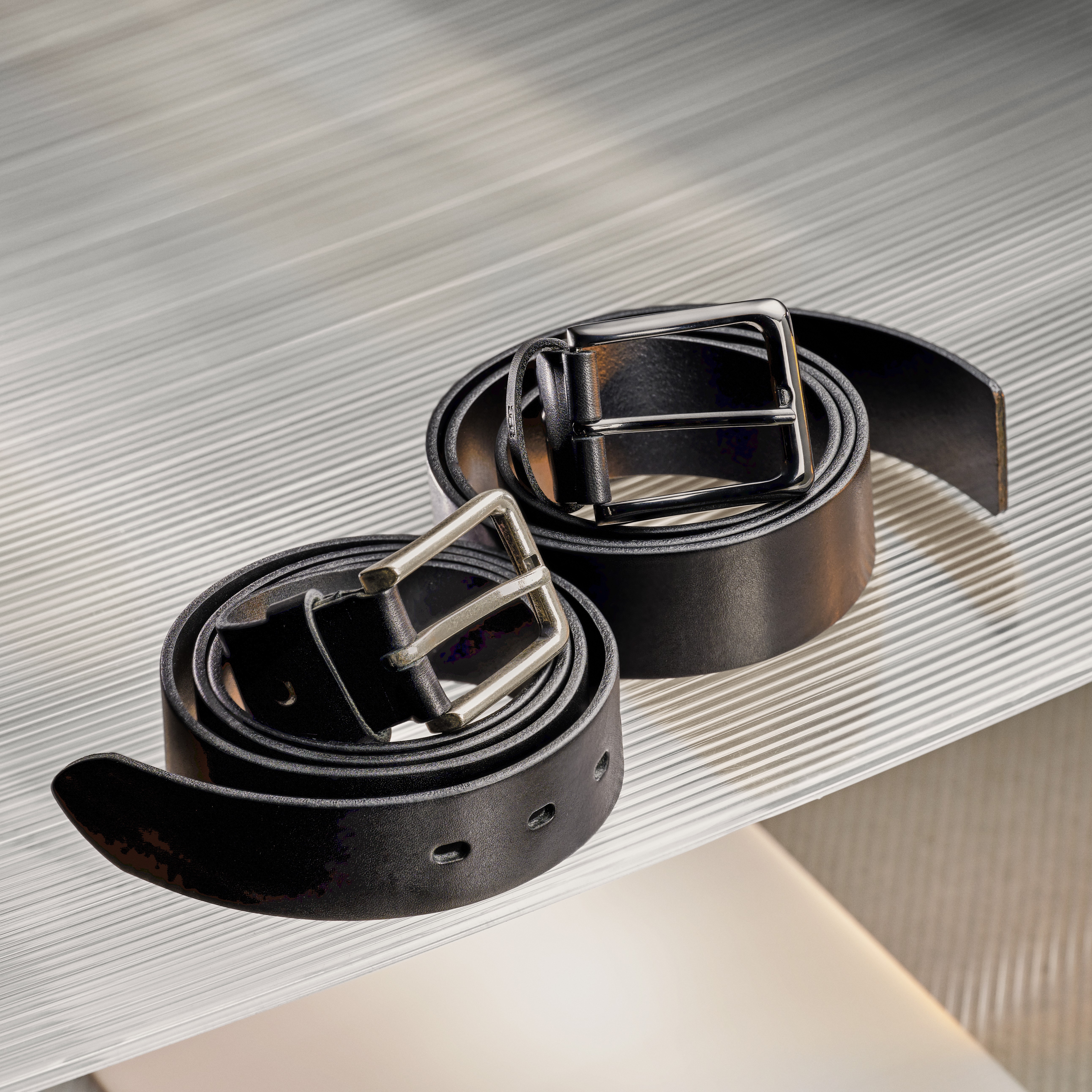 Czarny pasek ze skóry licowej Scotti - 3