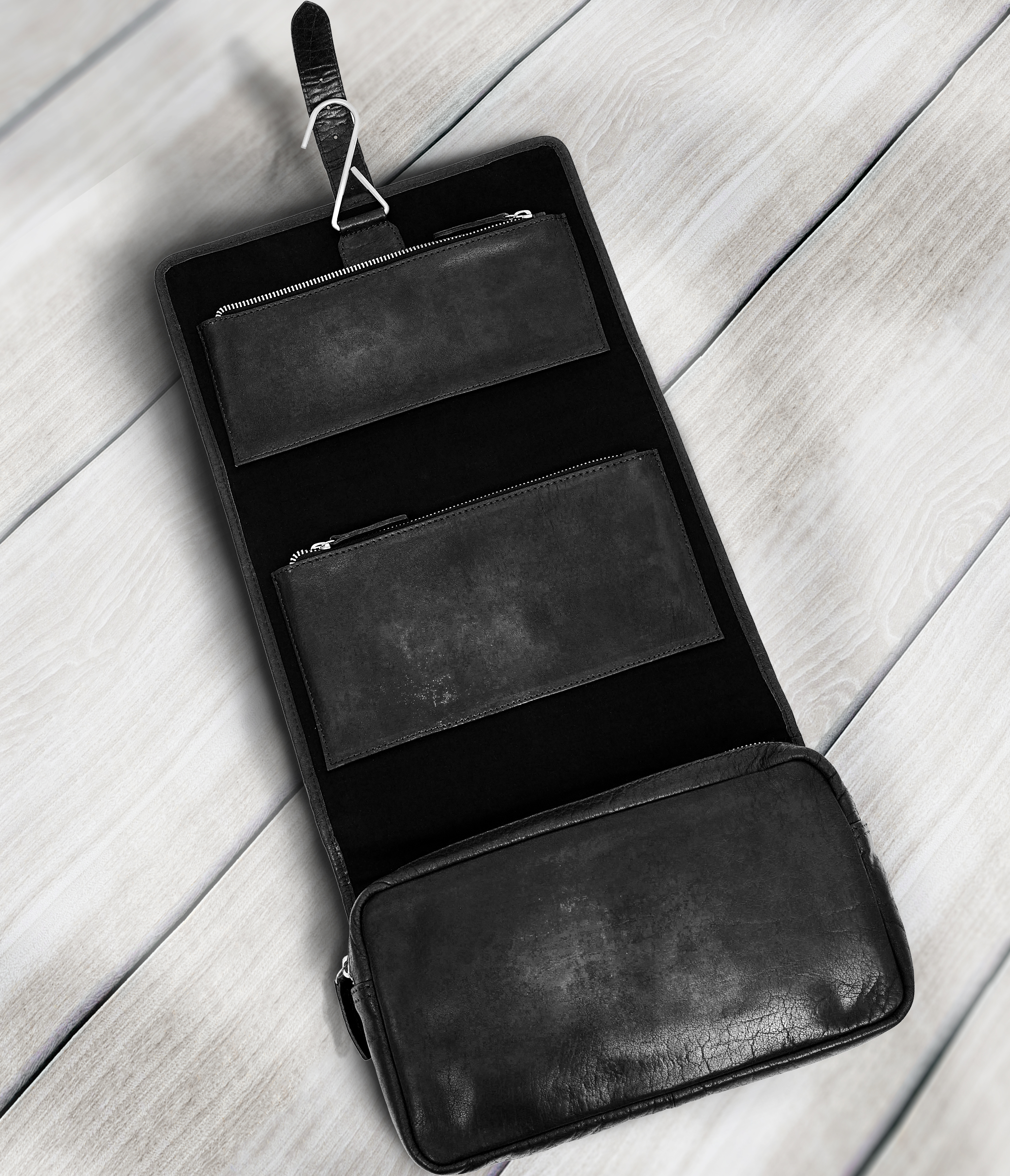 Toalettmappen kommer med en praktisk krok, som lar deg henge den opp på badet – perfekt for trange hotellrom, og for å få god oversikt over innholdet. 