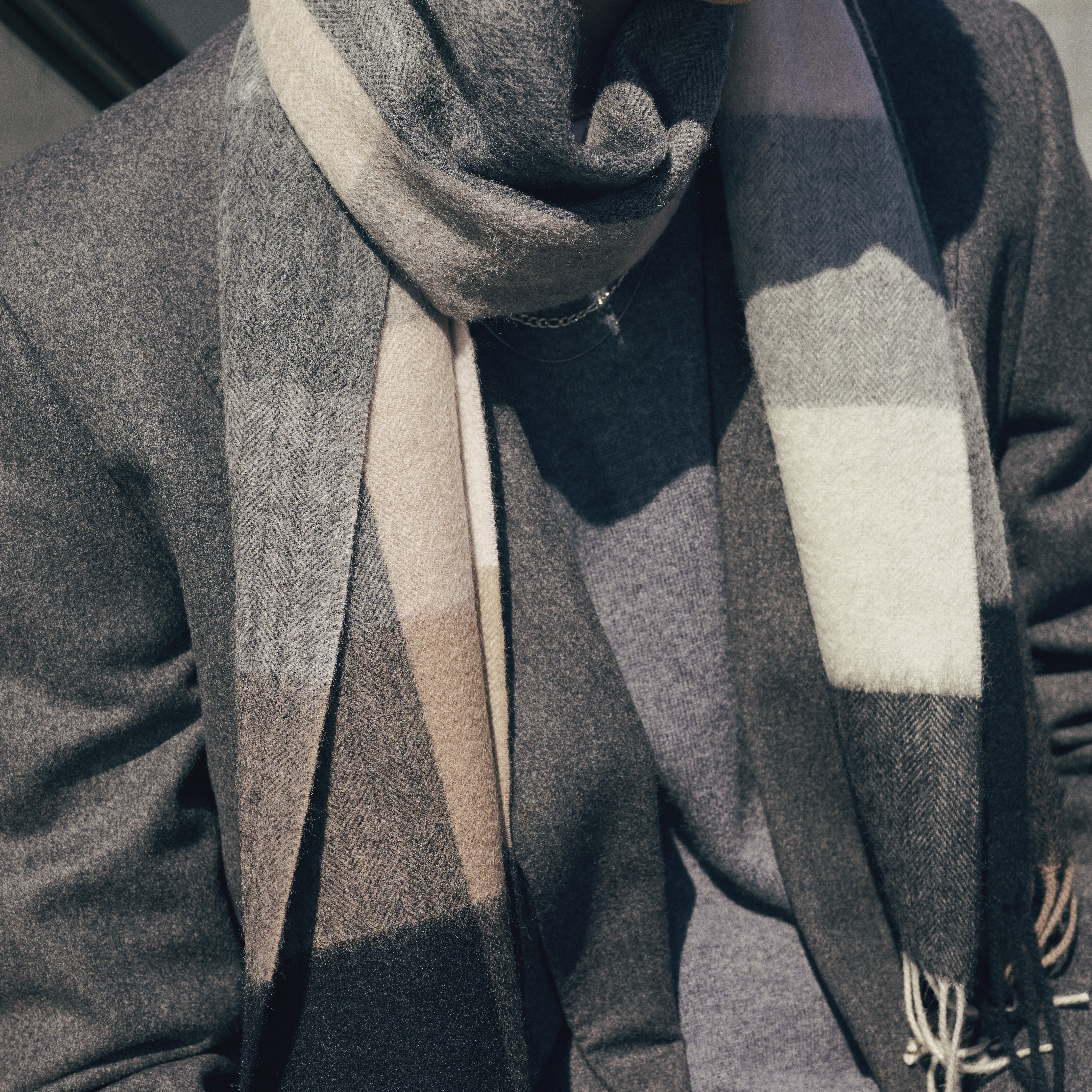 Aurora | Grå & Sort Stribet Lammeuld Tørklæde - 2