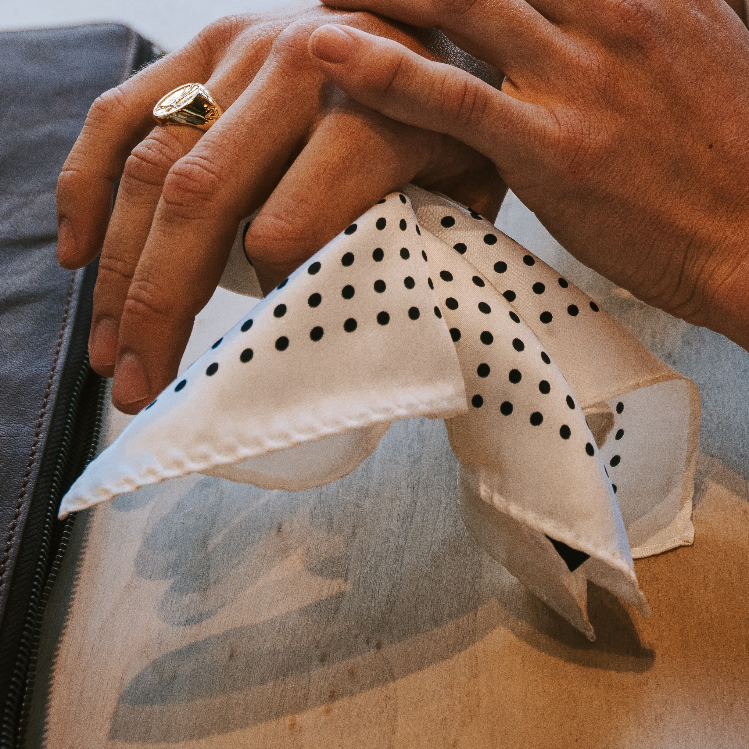 Hvid Silkelommeklud med Prikker - 3