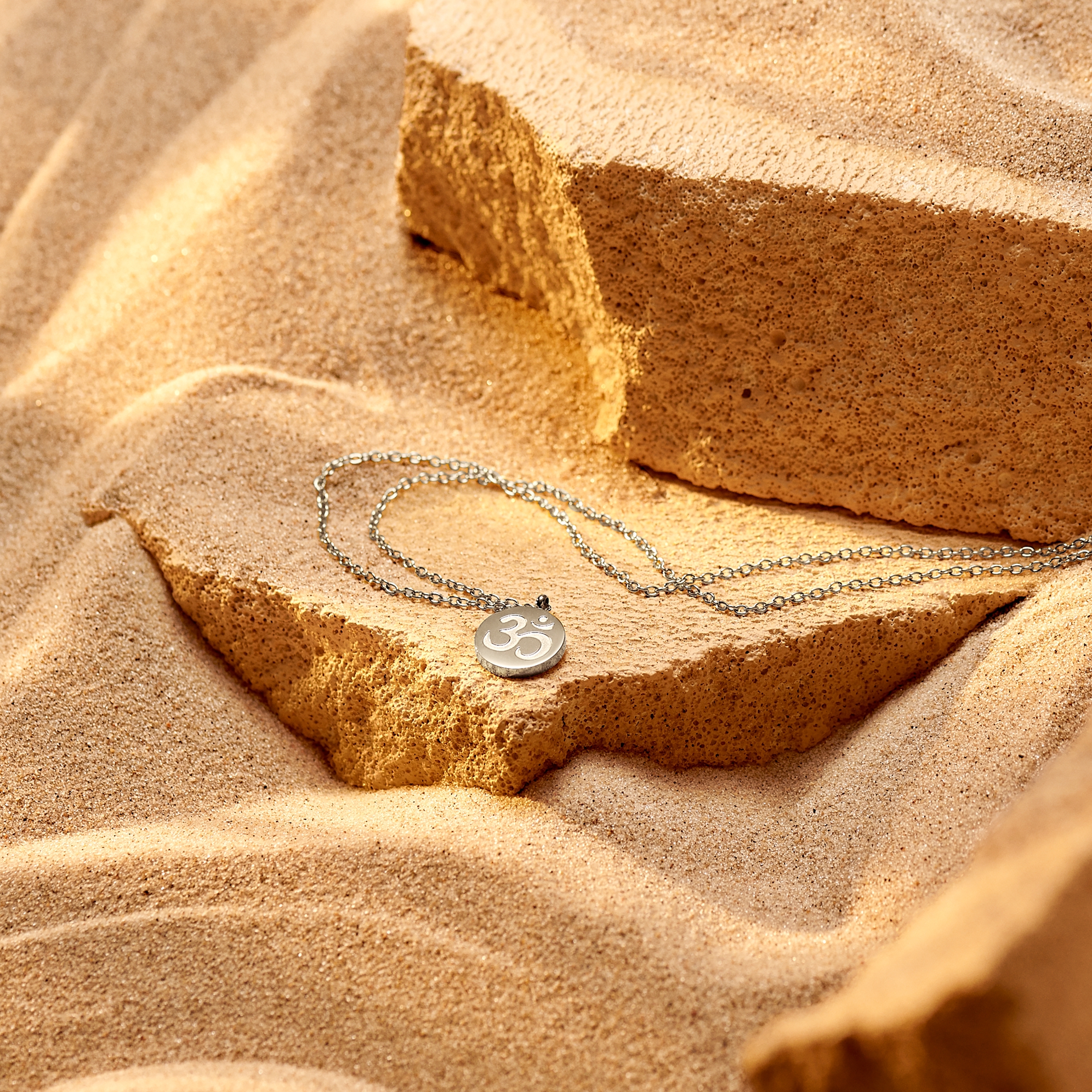 Unity |  Collier en acier inoxydable argenté avec médaillon rond Om - 2