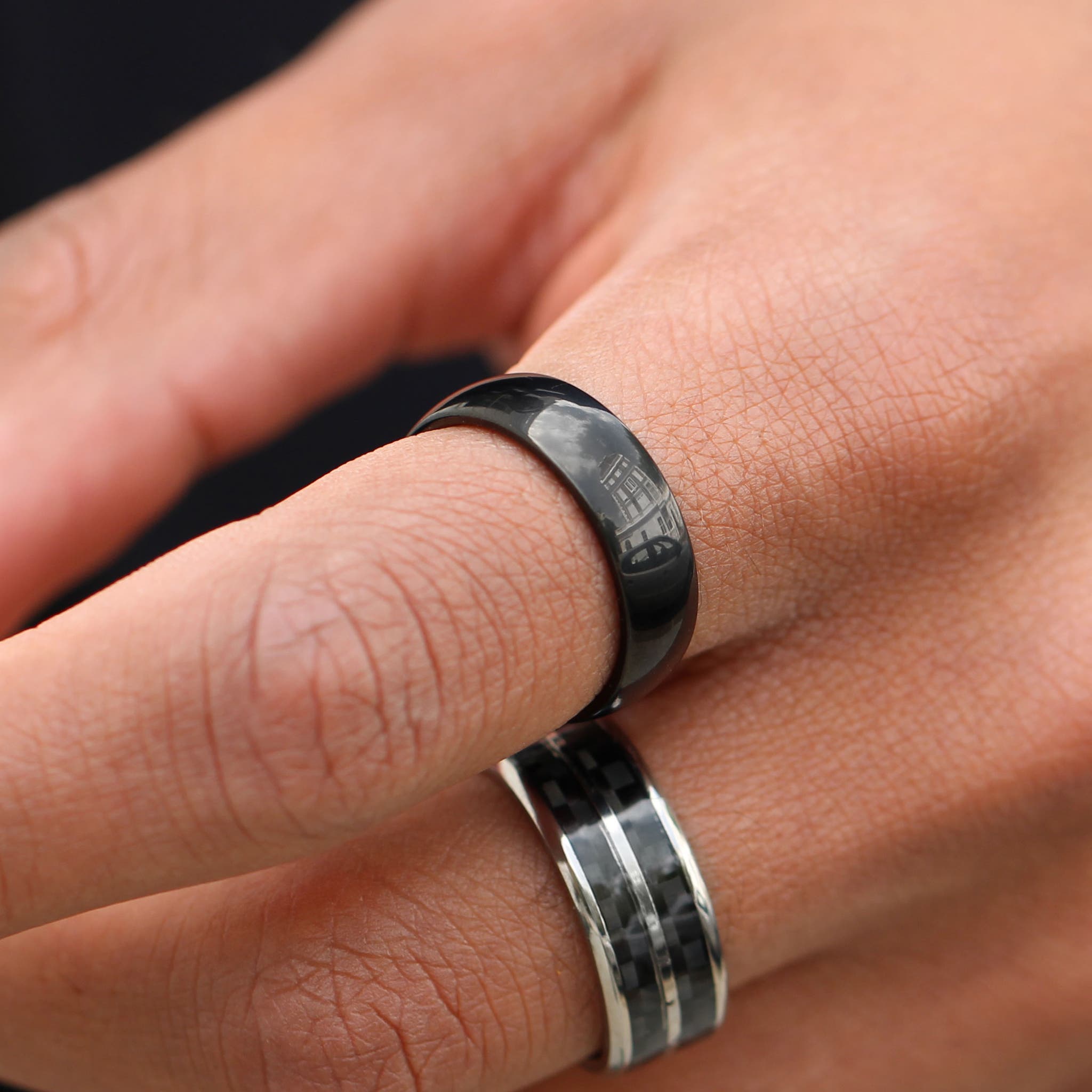 Anello di titanio nero tradizionale Disponibile! Trendhim