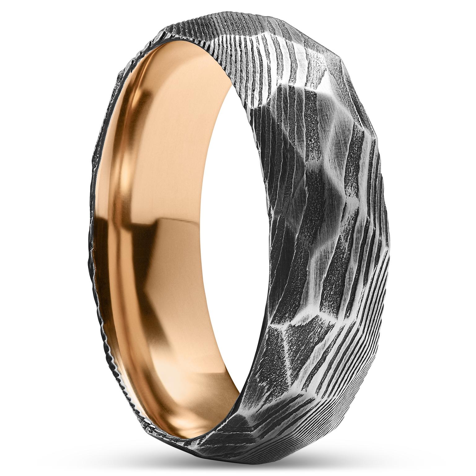 Fortis | Anneau à facettes en acier Damas gris gunmetal et titane couleur or rose - 7 mm Fortis | Anneau à facettes en acier Damas gris gunmetal et titane couleur or rose - 7 mm