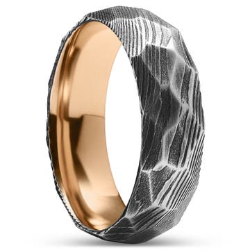 Fortis | 7 mm Fasettert Metallgrått Damaskusstål og Gulltonet Titan Ring