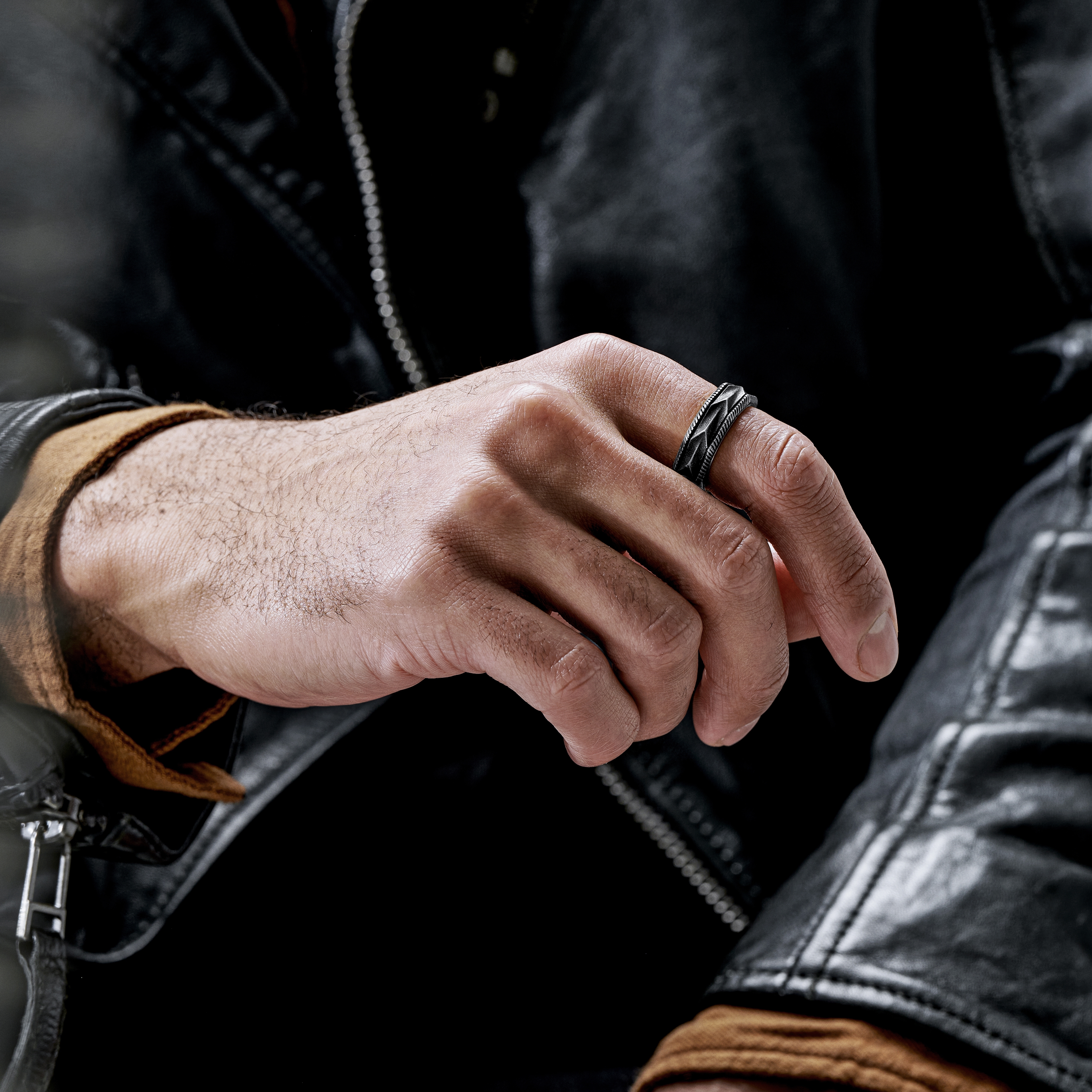 Anillo negro y vintage Pearce Punctum  - 4