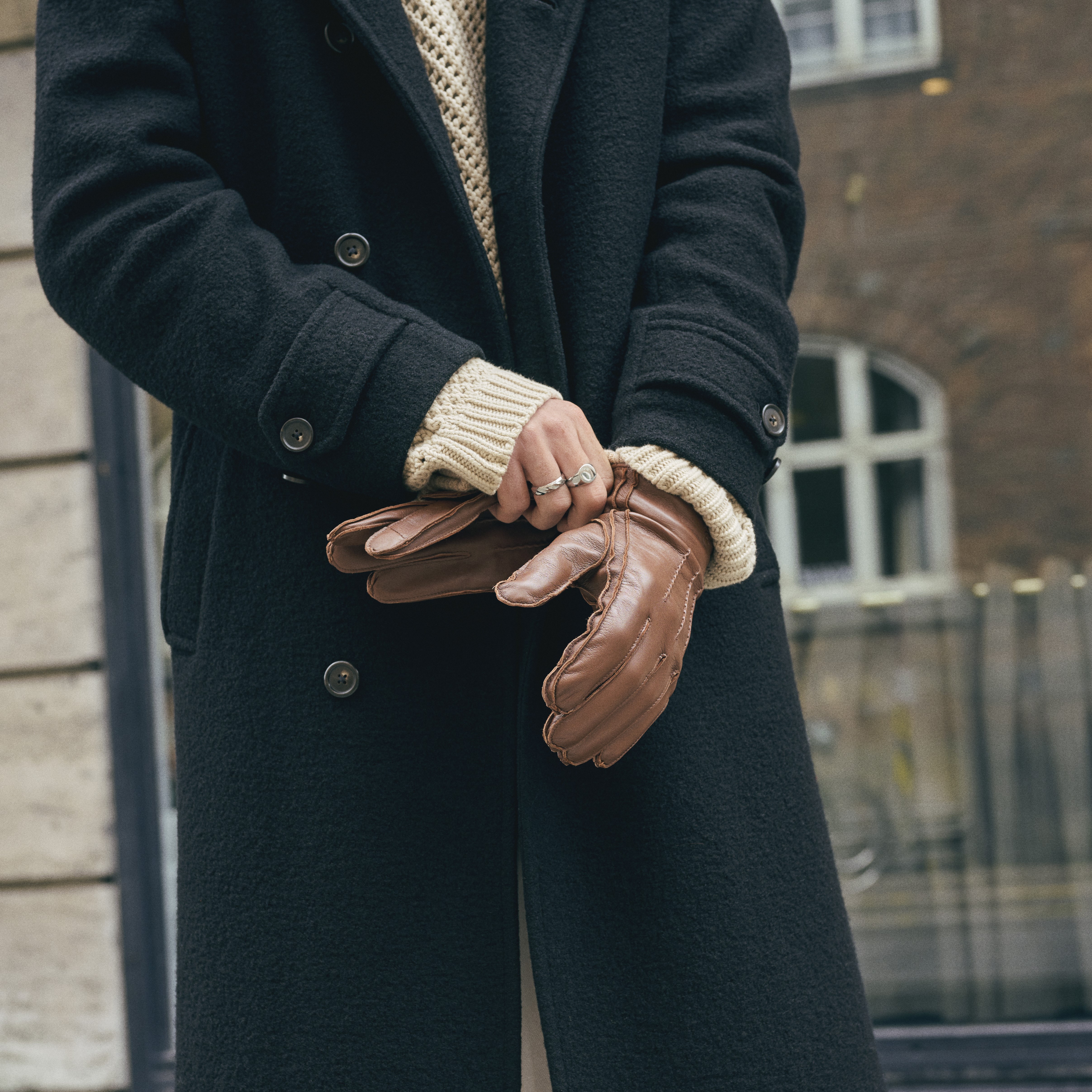 Jasnobrązowe perforowane rękawiczki z owczej skóry do ekranu dotykowego - 4