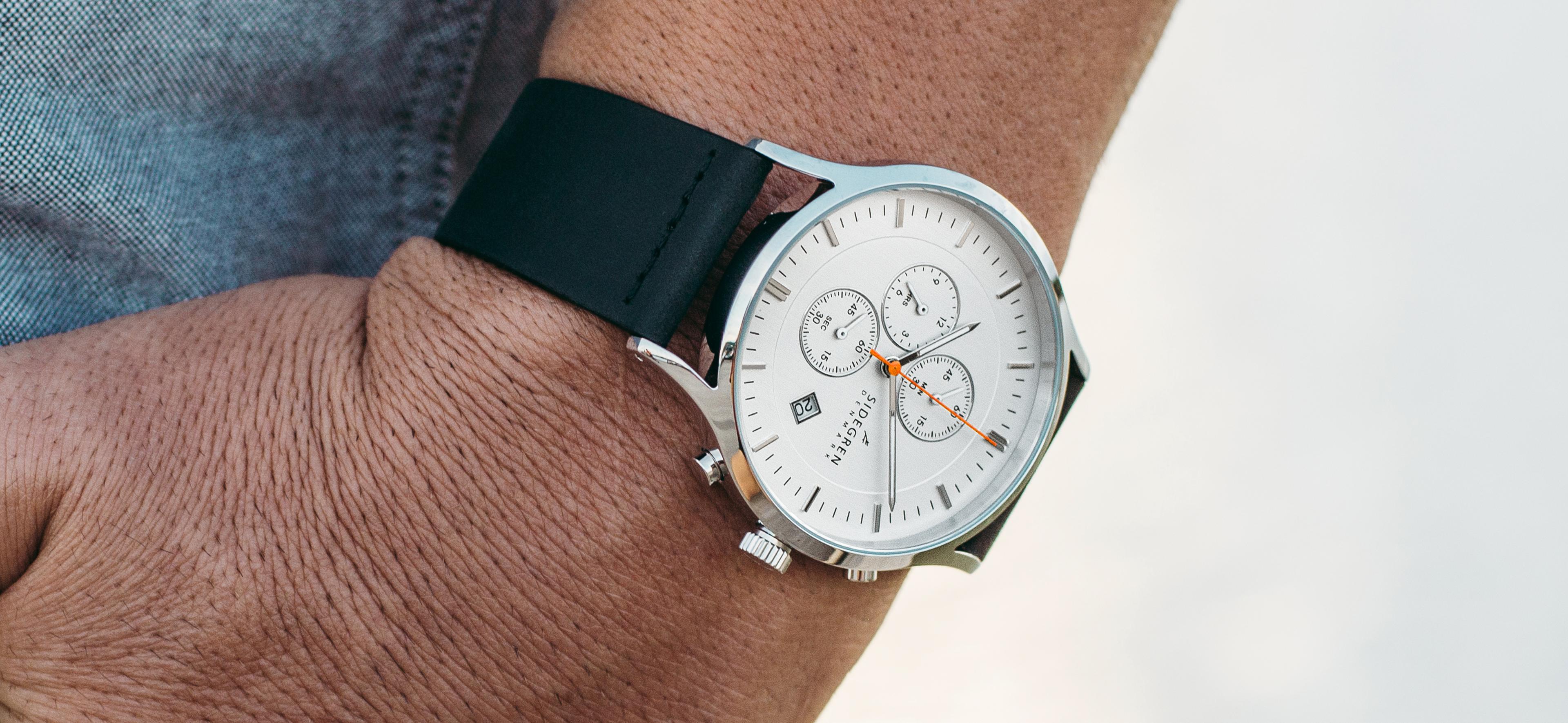 The watch face has metallic markings, leaving ample room for 3 distinct sub-dials and a date-display window. Clear, luminous minute and hour hands are easy to read at any time of day.