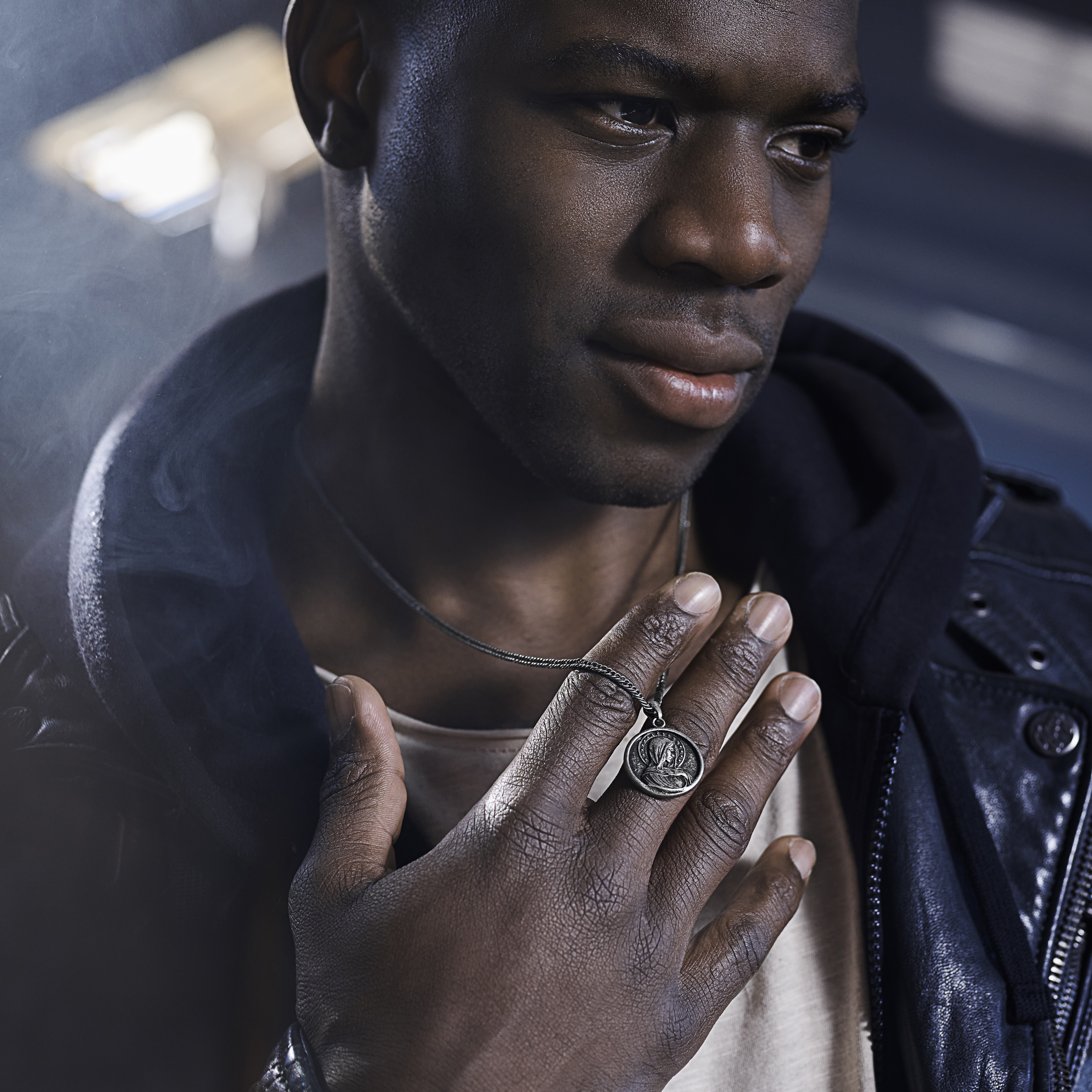 Sanctus | Collier en métal argenté vintage à l'effigie de la Vierge Marie  - 2