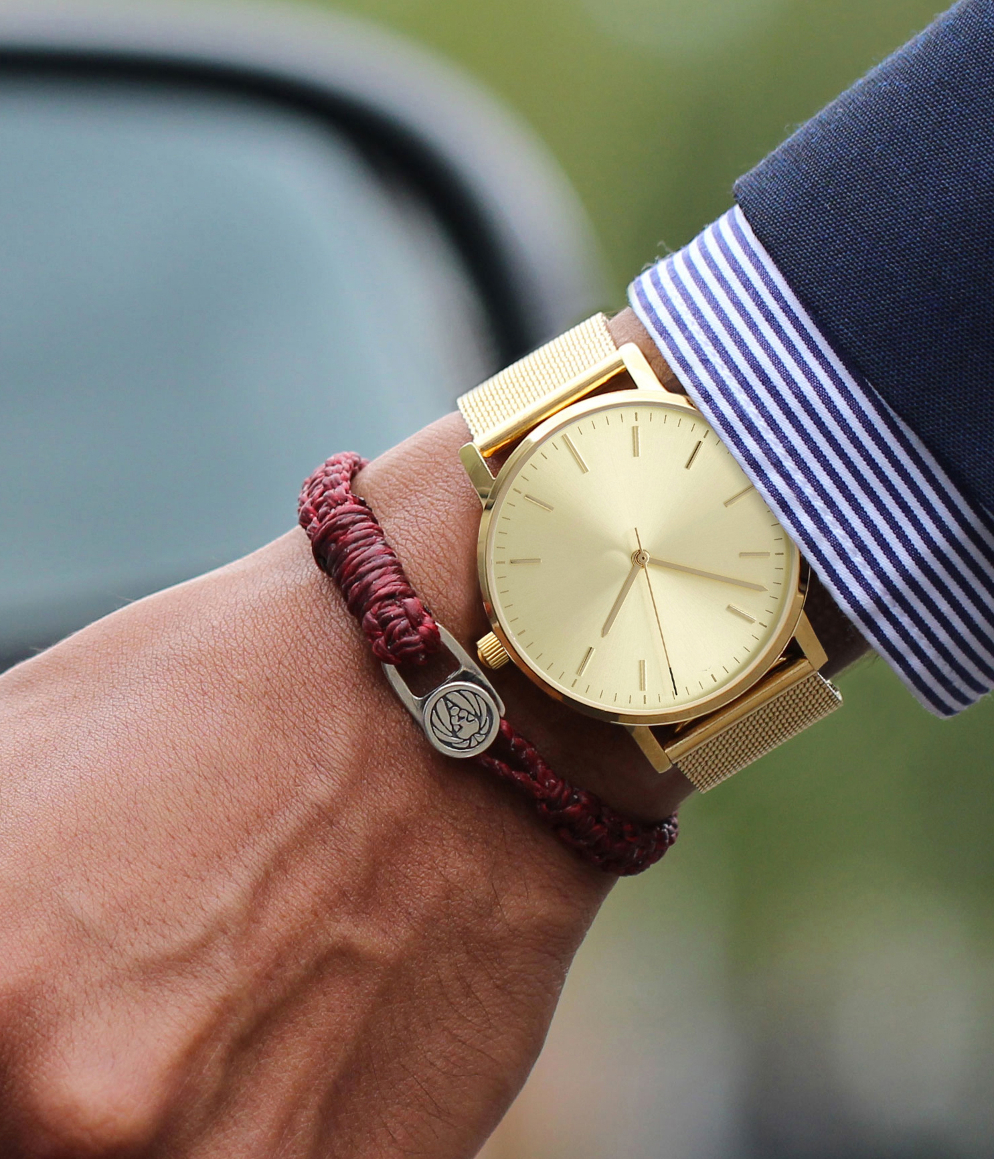 La pulsera James queda bien tanto con un traje, como con una tabla de surf... o un reloj dorado.