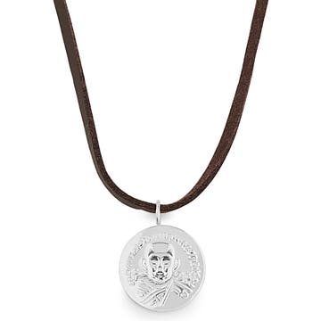 Kožený náhrdelník s hindským přívěskem ve stříbrné barvě 