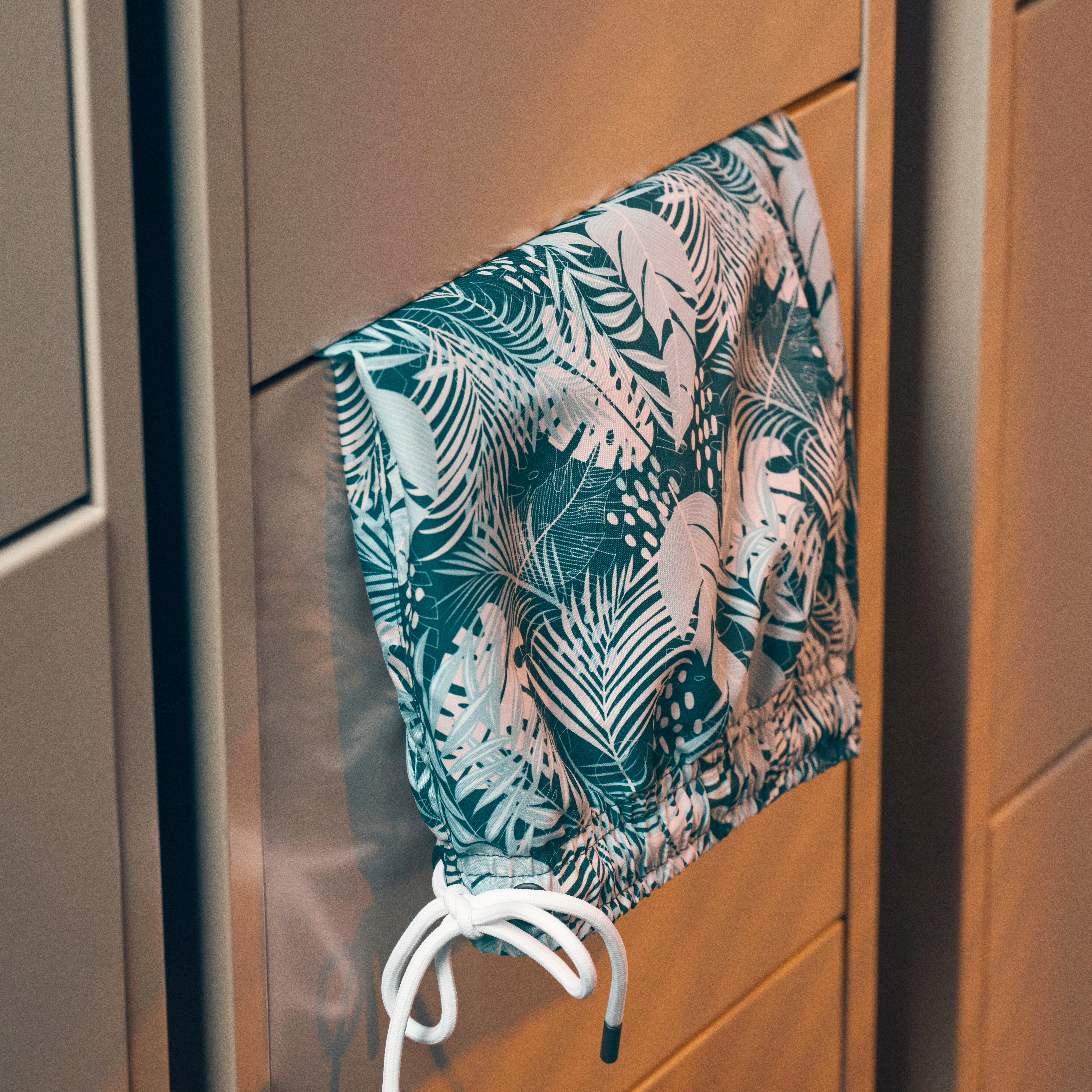 Schwimmshorts in Rauchgrau und Beige mit Blumenmuster - 4